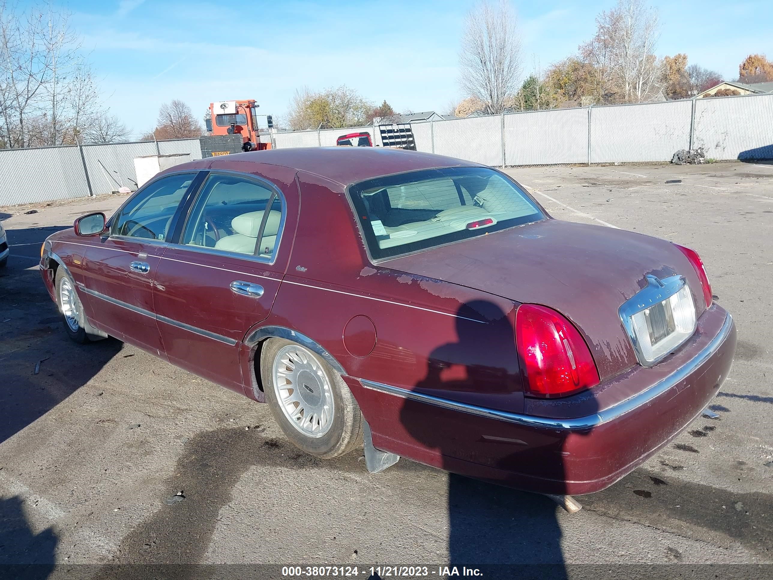 Photo 2 VIN: 1LNHM83W2YY809580 - LINCOLN TOWN CAR 