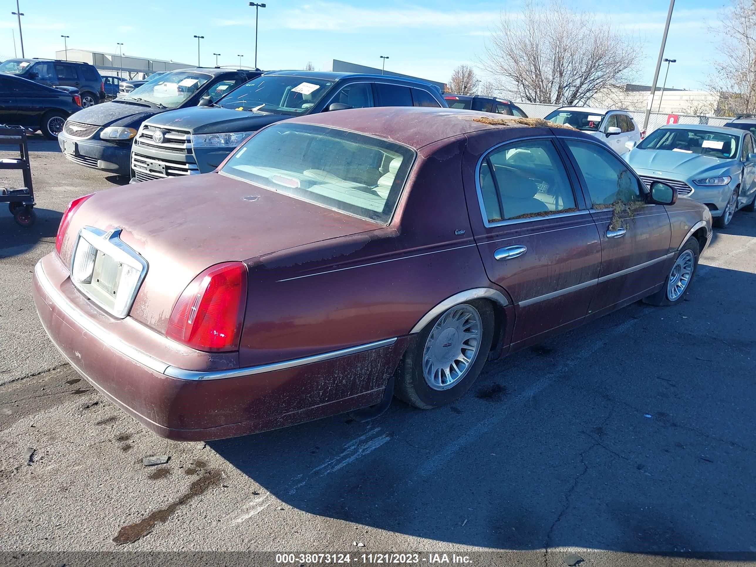 Photo 3 VIN: 1LNHM83W2YY809580 - LINCOLN TOWN CAR 