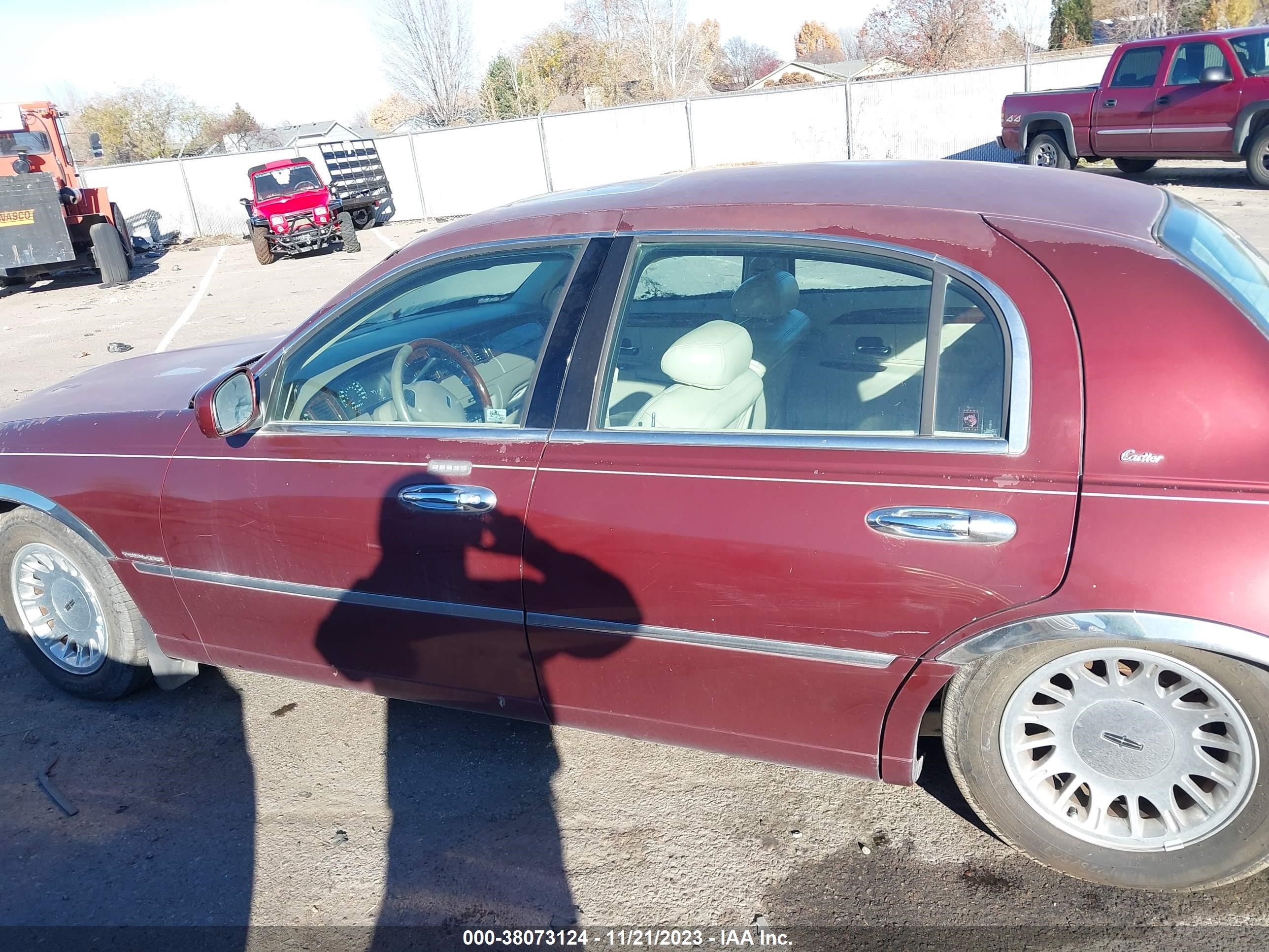 Photo 5 VIN: 1LNHM83W2YY809580 - LINCOLN TOWN CAR 