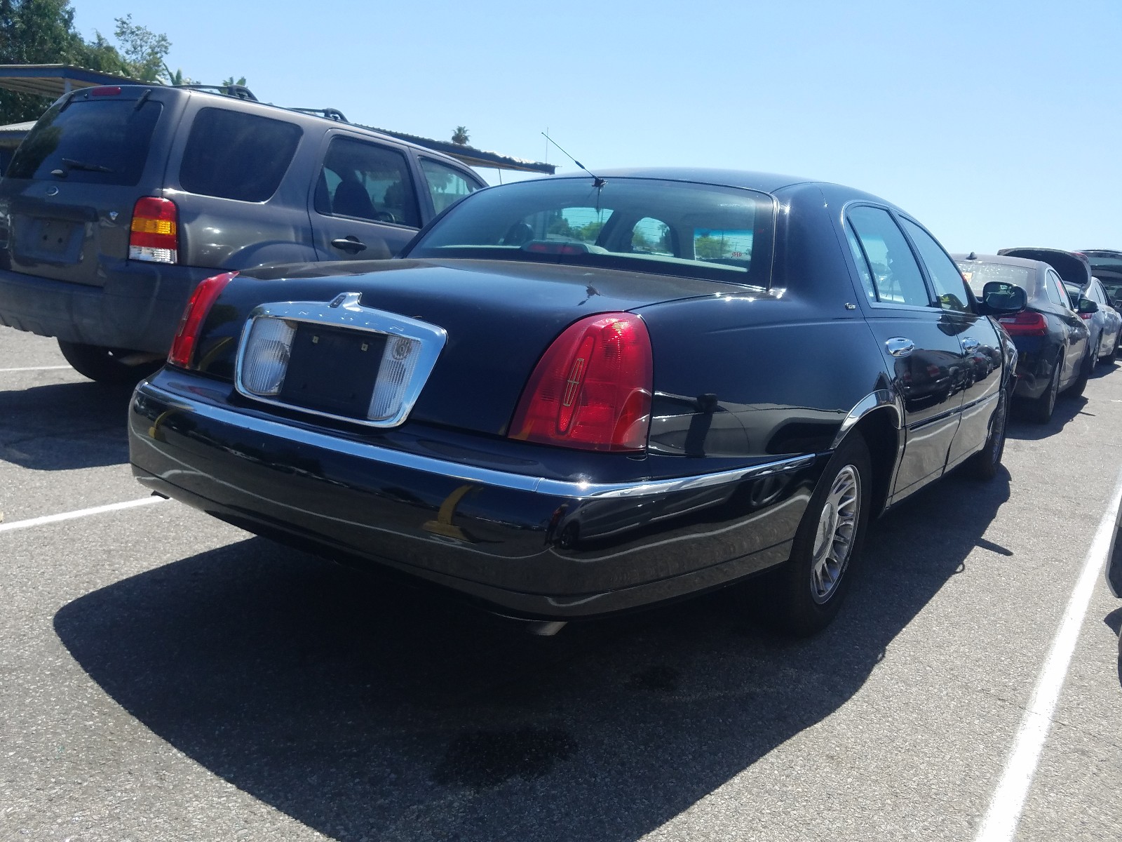 Photo 3 VIN: 1LNHM83W2YY815928 - LINCOLN TOWN CAR C 