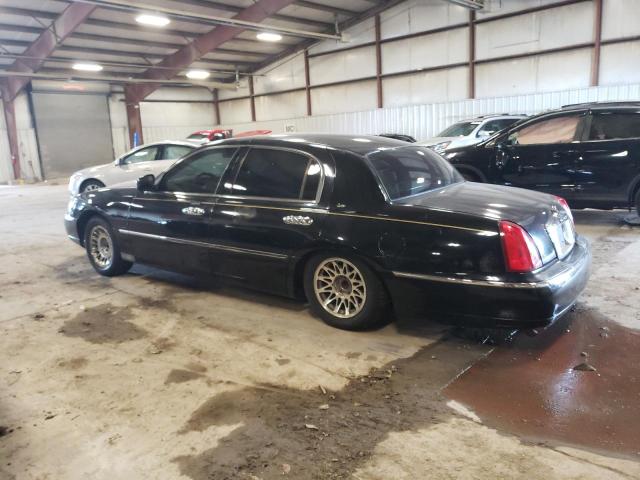 Photo 1 VIN: 1LNHM83W2YY880617 - LINCOLN TOWN CAR C 