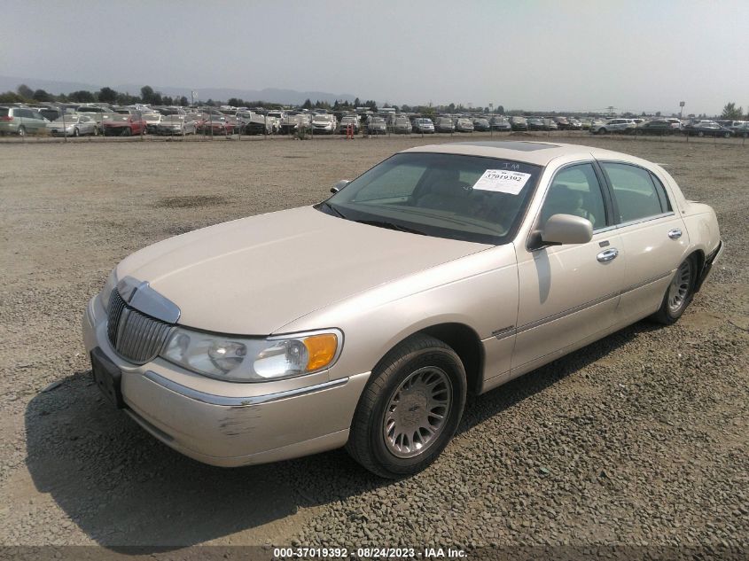 Photo 1 VIN: 1LNHM83W2YY915270 - LINCOLN TOWN CAR 