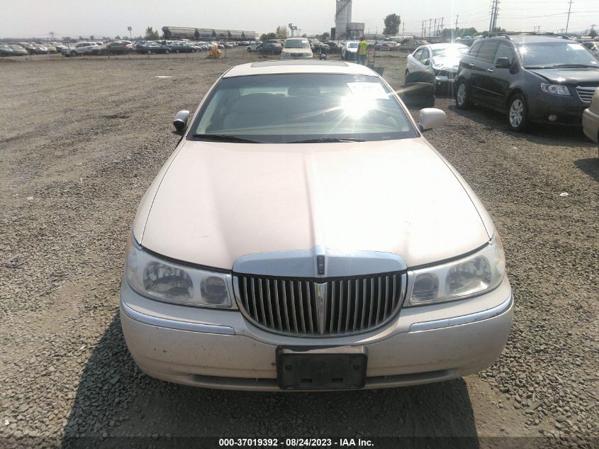 Photo 12 VIN: 1LNHM83W2YY915270 - LINCOLN TOWN CAR 