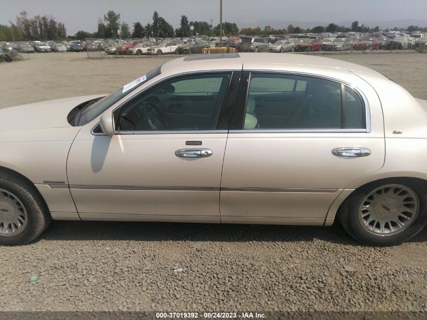 Photo 14 VIN: 1LNHM83W2YY915270 - LINCOLN TOWN CAR 