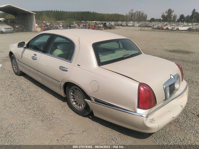 Photo 2 VIN: 1LNHM83W2YY915270 - LINCOLN TOWN CAR 