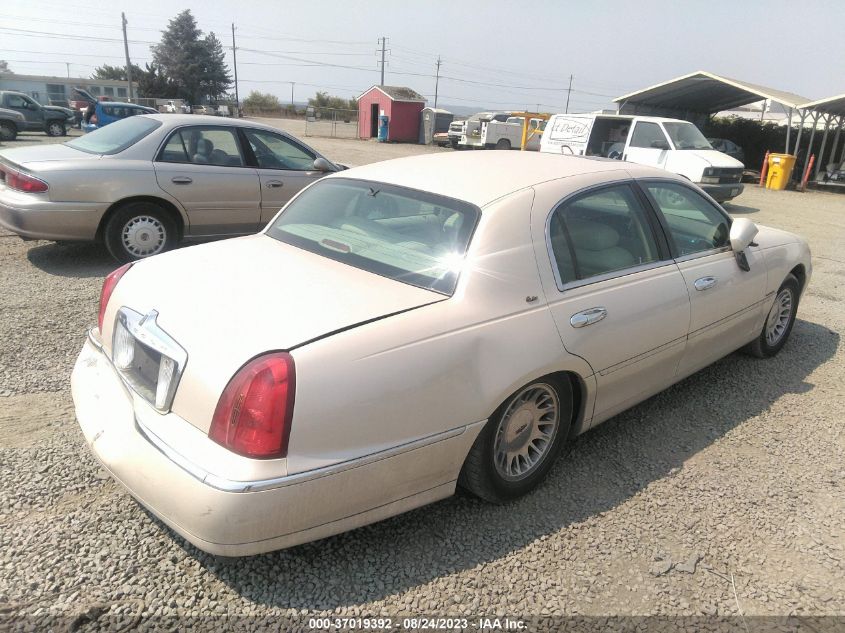 Photo 3 VIN: 1LNHM83W2YY915270 - LINCOLN TOWN CAR 