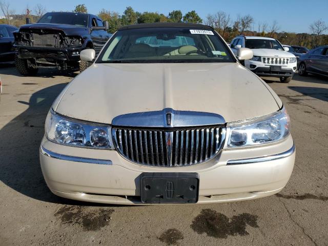 Photo 4 VIN: 1LNHM83W31Y656195 - LINCOLN TOWN CAR C 