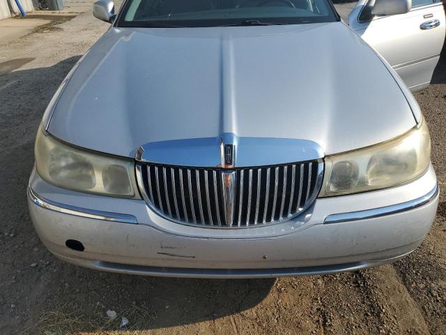 Photo 10 VIN: 1LNHM83W31Y703211 - LINCOLN TOWN CAR C 