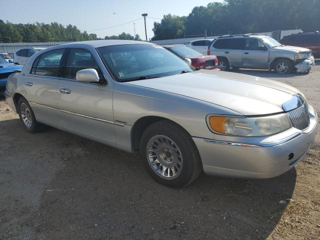 Photo 3 VIN: 1LNHM83W31Y703211 - LINCOLN TOWN CAR C 