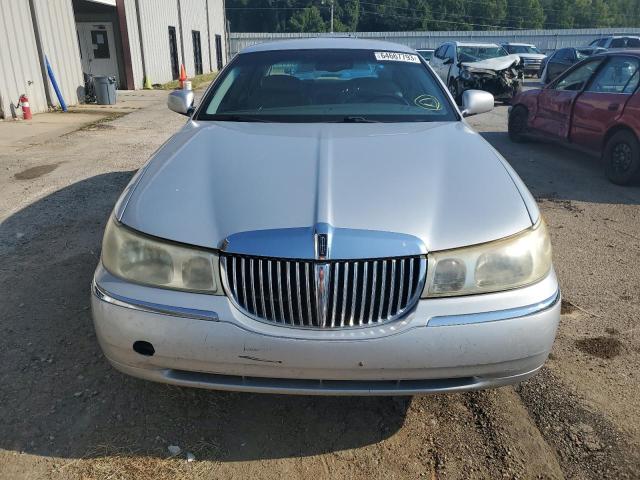 Photo 4 VIN: 1LNHM83W31Y703211 - LINCOLN TOWN CAR C 