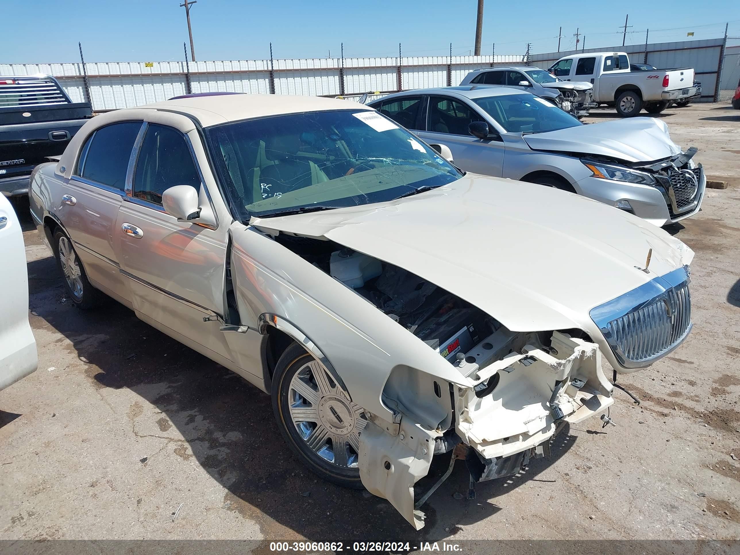 Photo 1 VIN: 1LNHM83W33Y616315 - LINCOLN TOWN CAR 