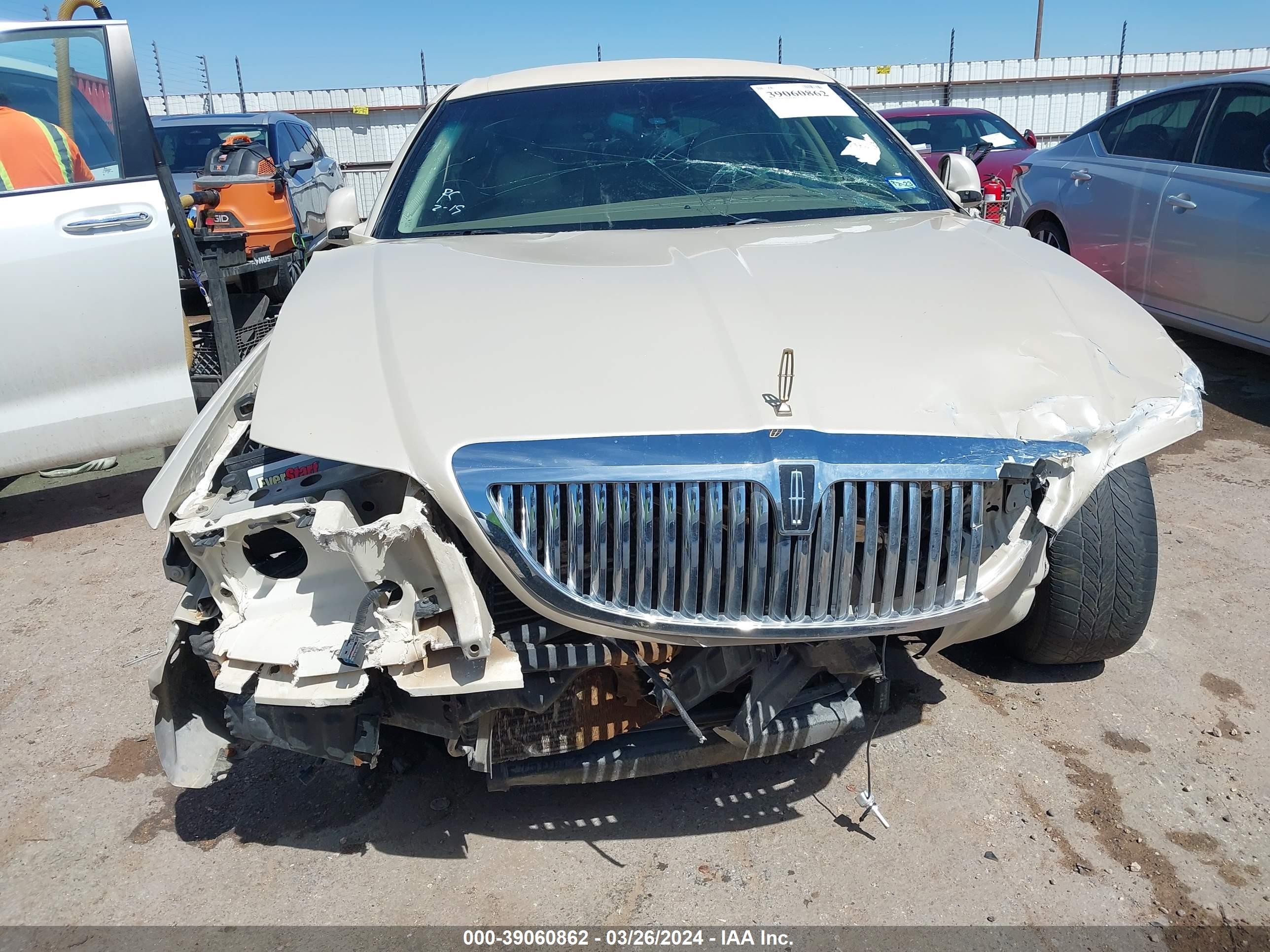 Photo 13 VIN: 1LNHM83W33Y616315 - LINCOLN TOWN CAR 