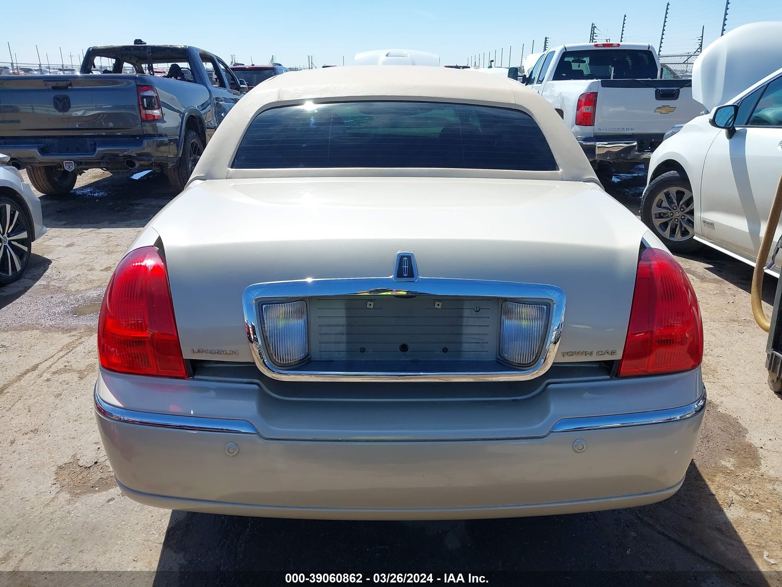 Photo 17 VIN: 1LNHM83W33Y616315 - LINCOLN TOWN CAR 