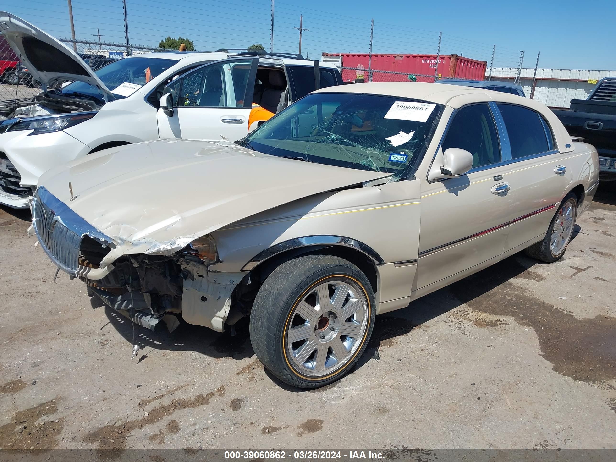 Photo 2 VIN: 1LNHM83W33Y616315 - LINCOLN TOWN CAR 