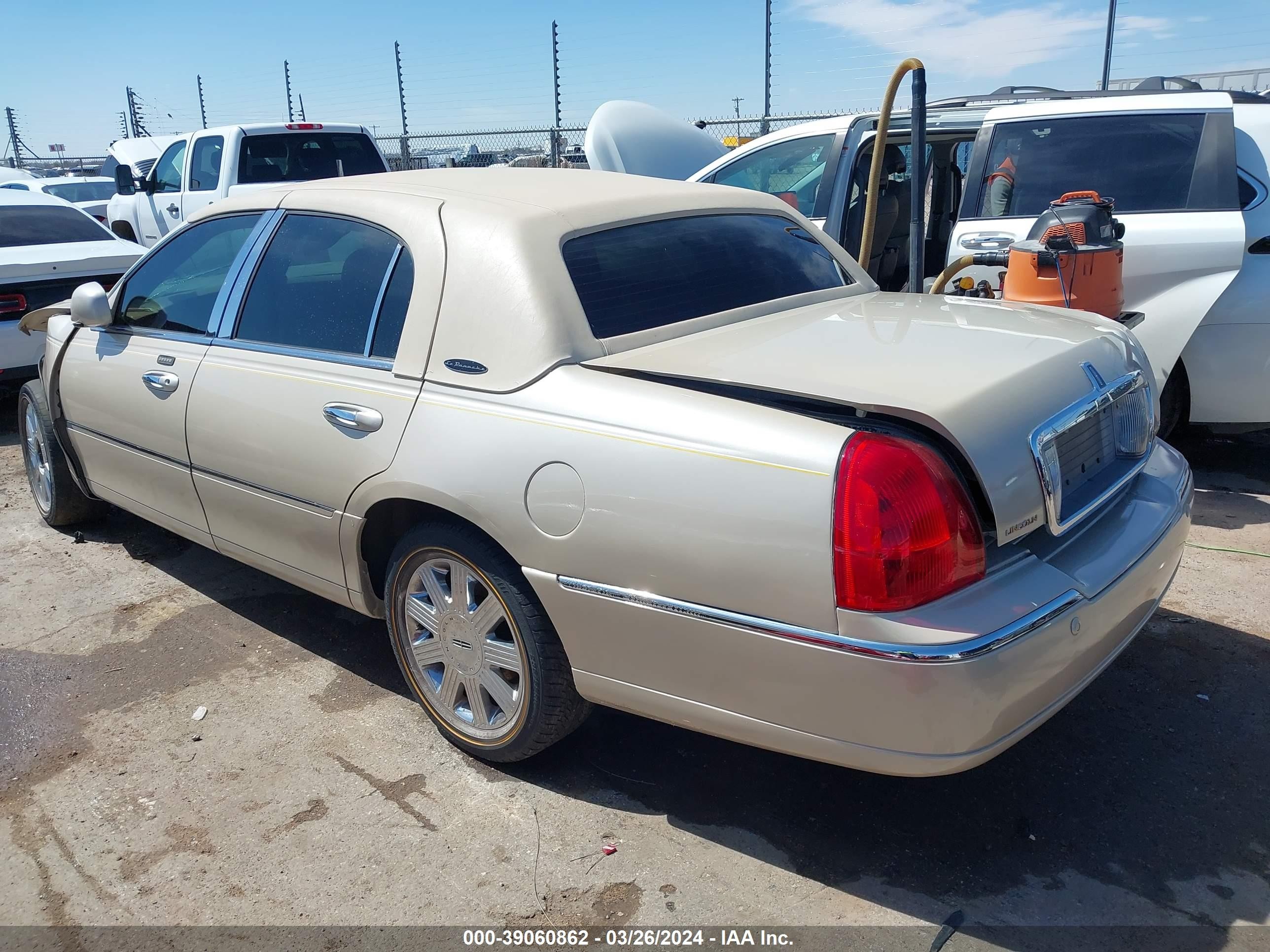 Photo 3 VIN: 1LNHM83W33Y616315 - LINCOLN TOWN CAR 