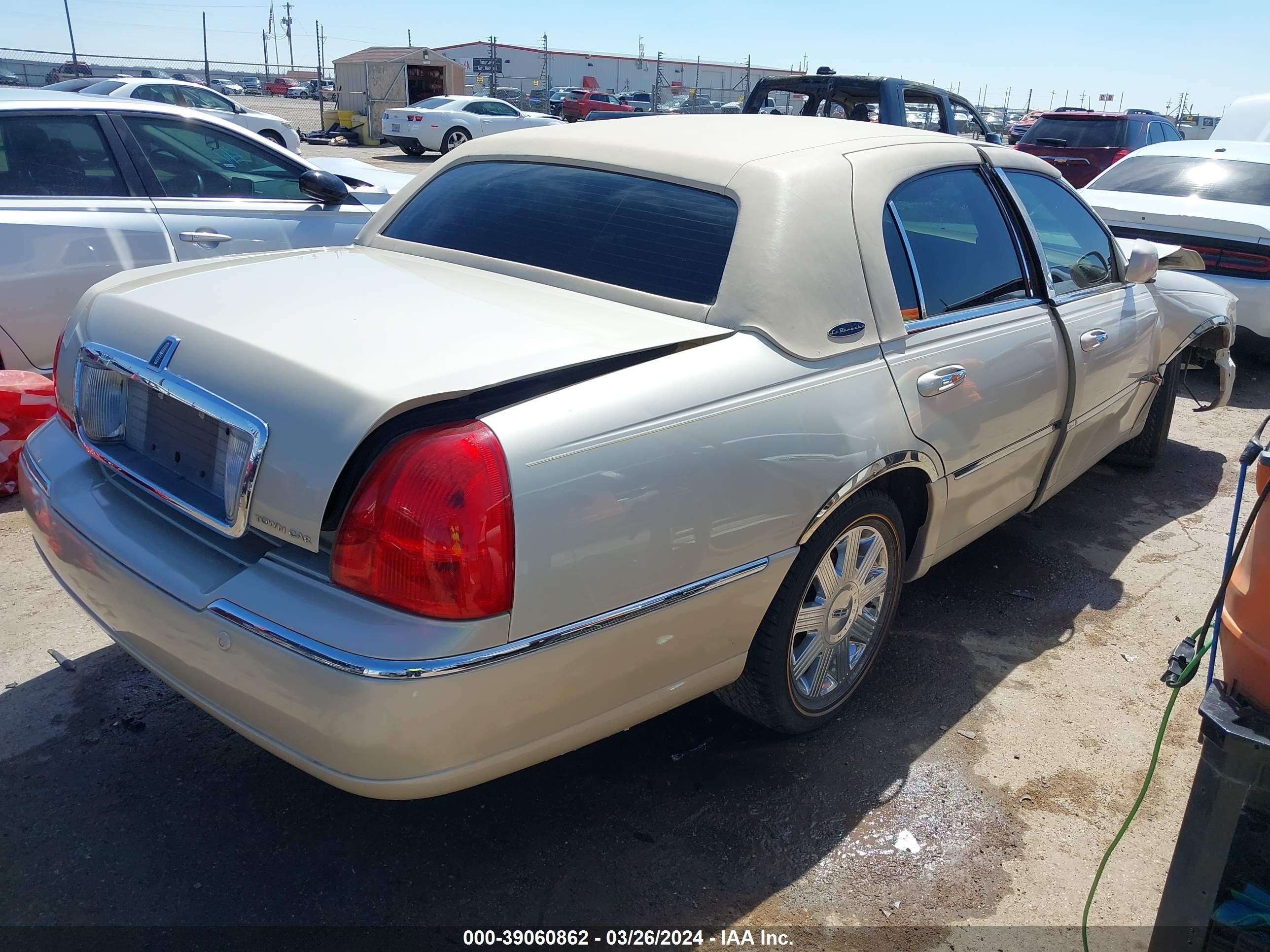 Photo 4 VIN: 1LNHM83W33Y616315 - LINCOLN TOWN CAR 