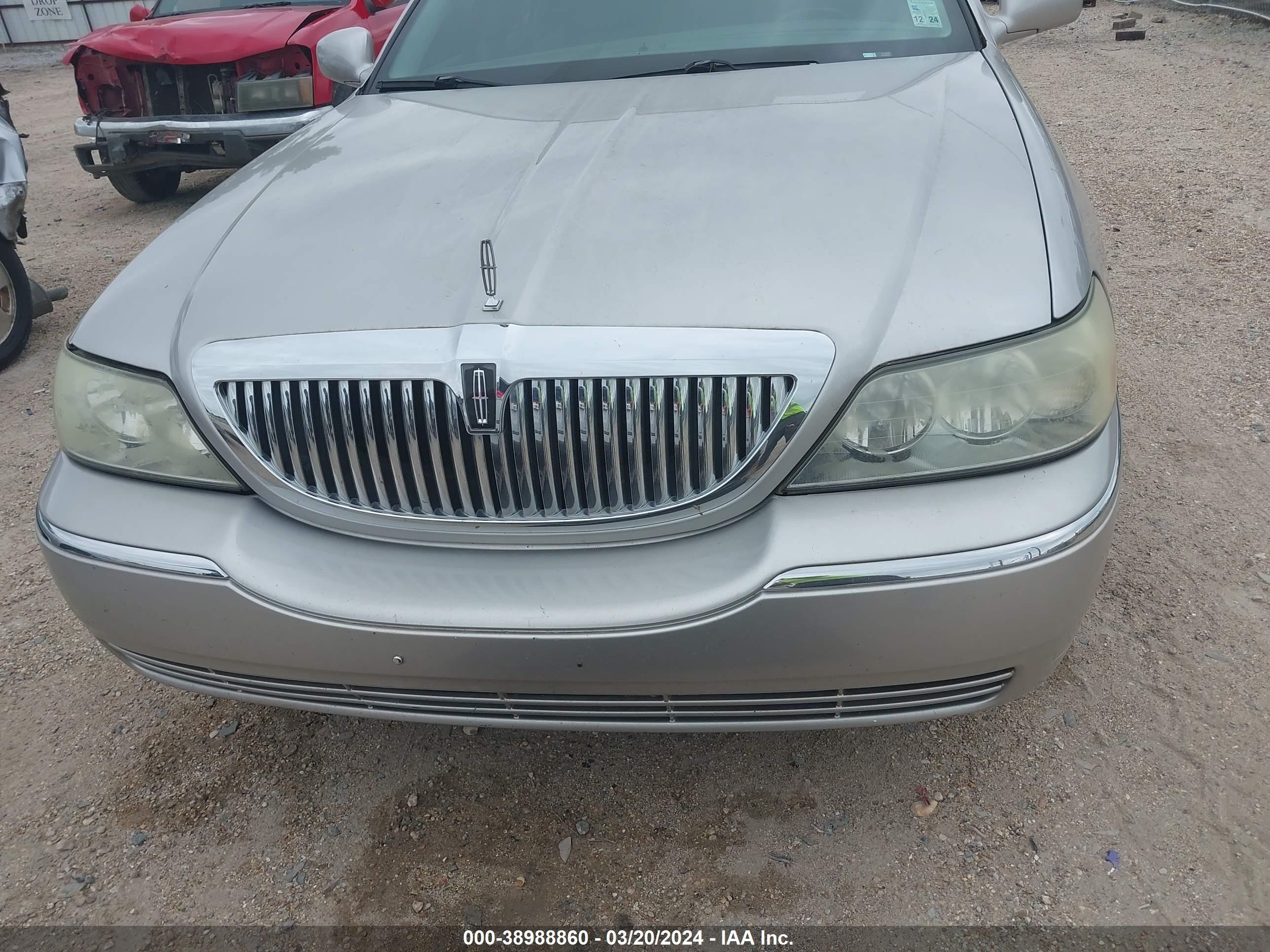 Photo 12 VIN: 1LNHM83W34Y619085 - LINCOLN TOWN CAR 