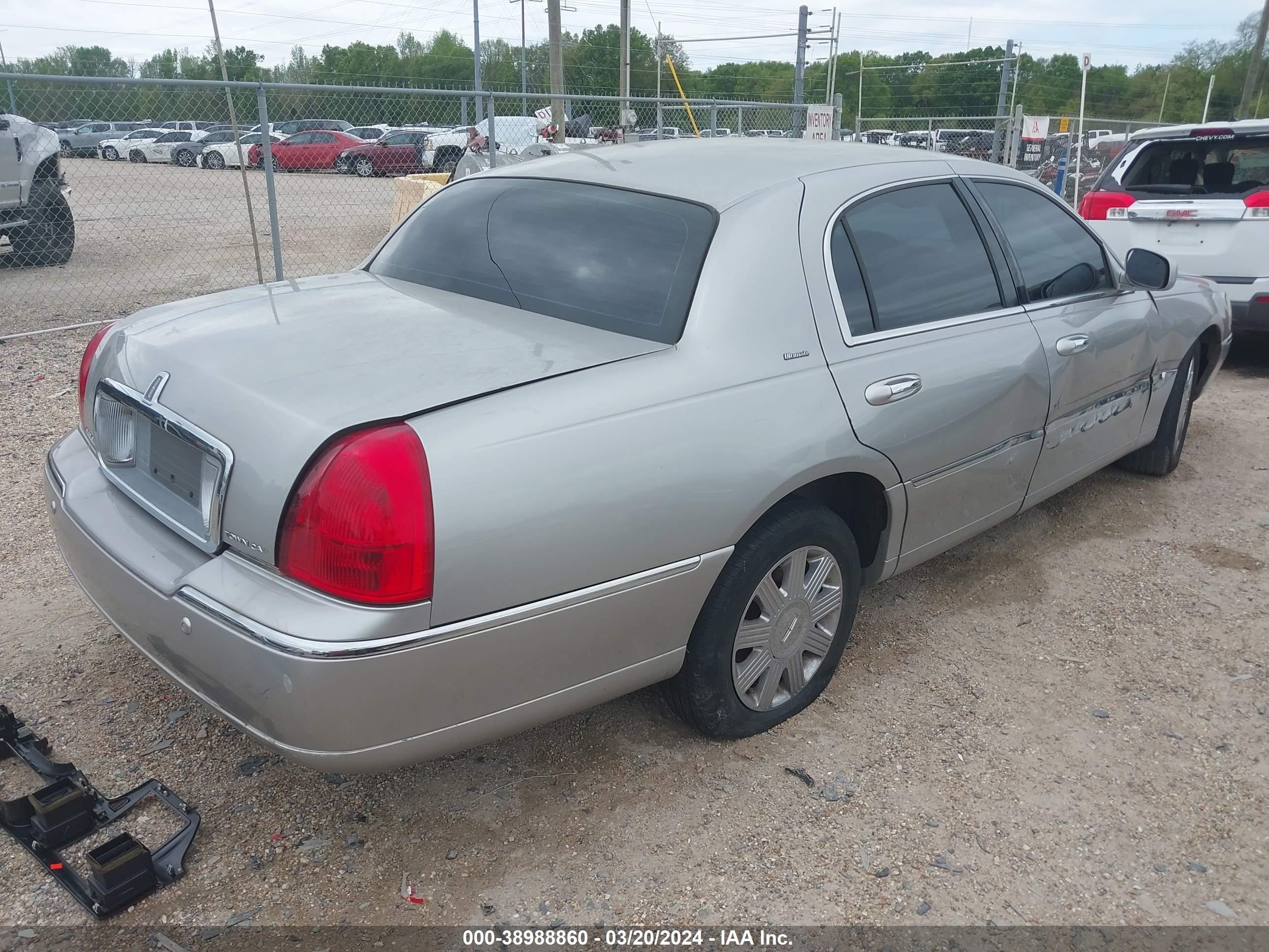 Photo 3 VIN: 1LNHM83W34Y619085 - LINCOLN TOWN CAR 