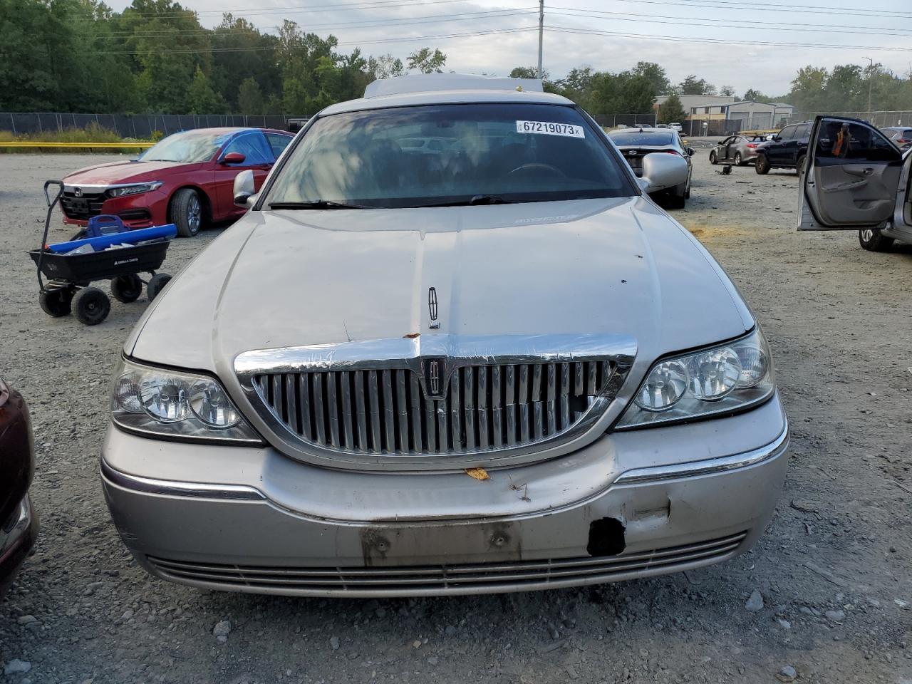 Photo 4 VIN: 1LNHM83W34Y680209 - LINCOLN TOWN CAR 