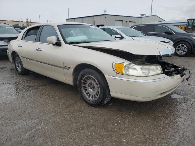 Photo 3 VIN: 1LNHM83W3XY620581 - LINCOLN TOWNCAR 