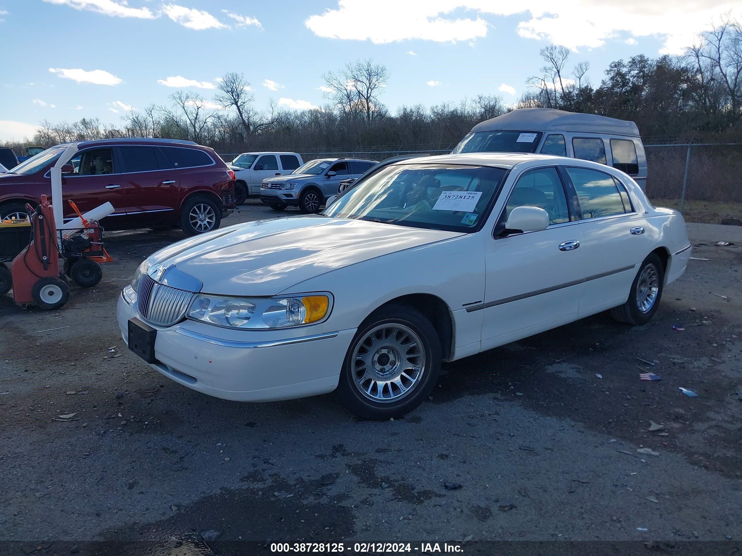 Photo 1 VIN: 1LNHM83W3XY632343 - LINCOLN TOWN CAR 