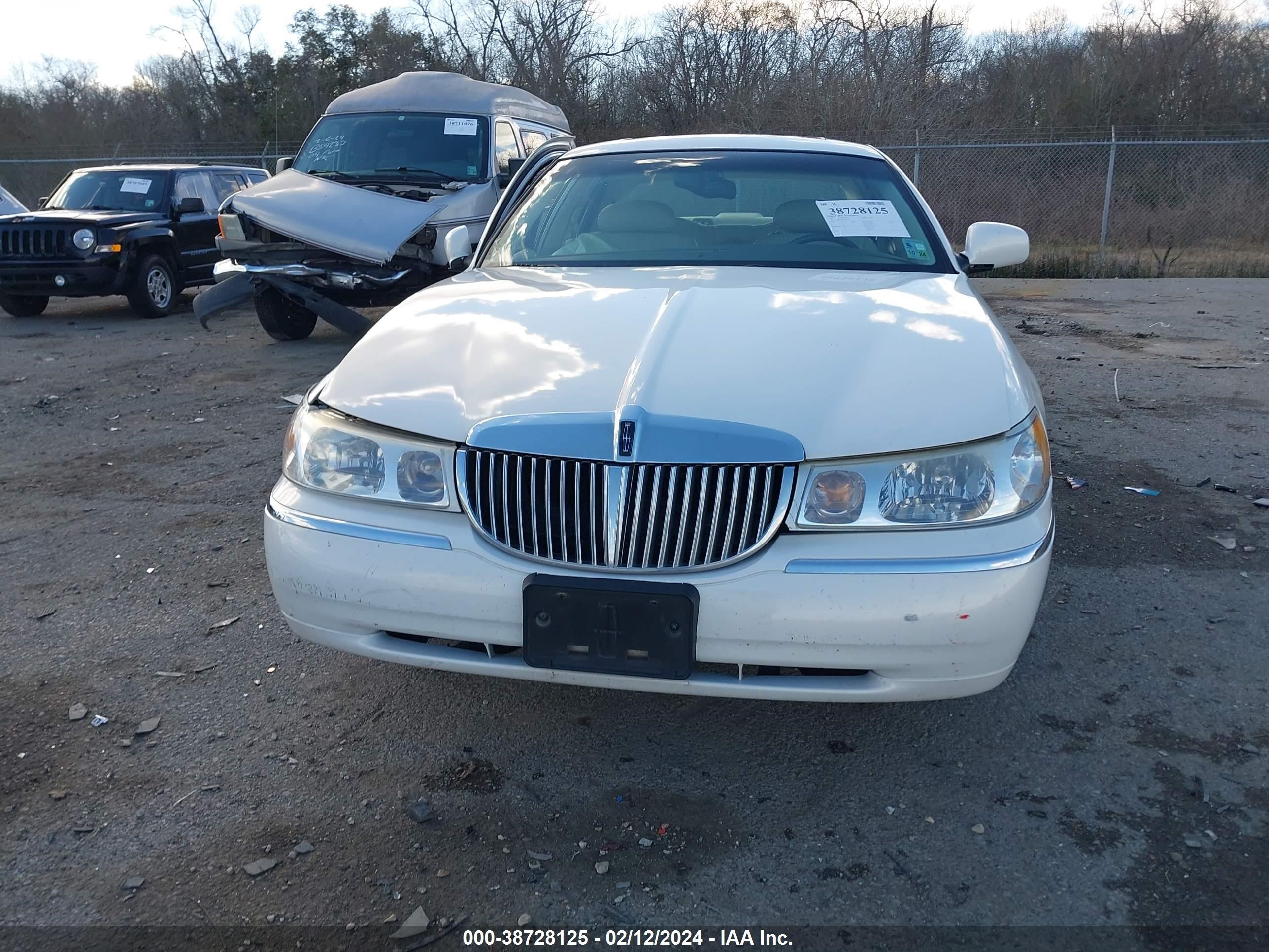 Photo 11 VIN: 1LNHM83W3XY632343 - LINCOLN TOWN CAR 