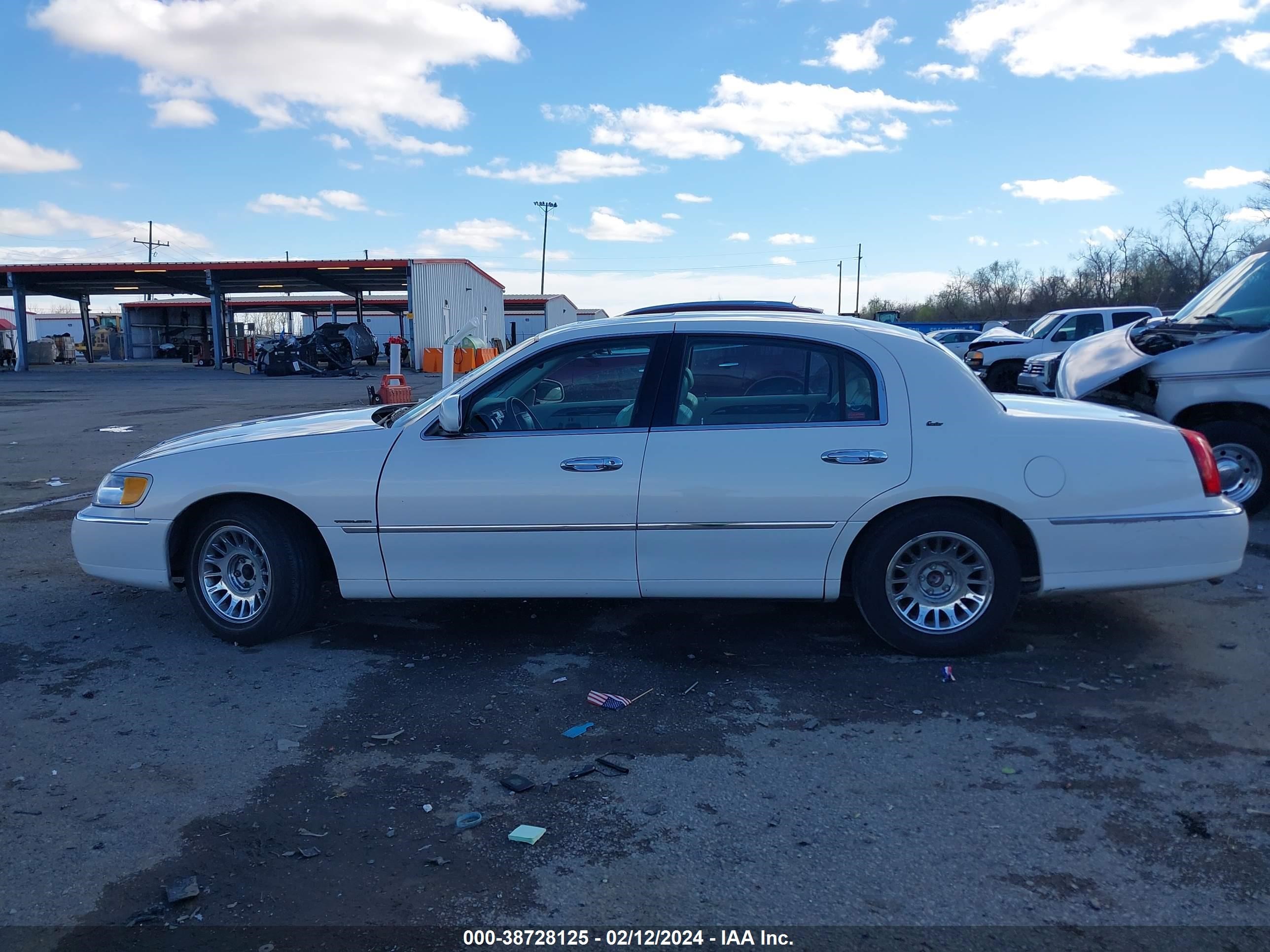 Photo 13 VIN: 1LNHM83W3XY632343 - LINCOLN TOWN CAR 