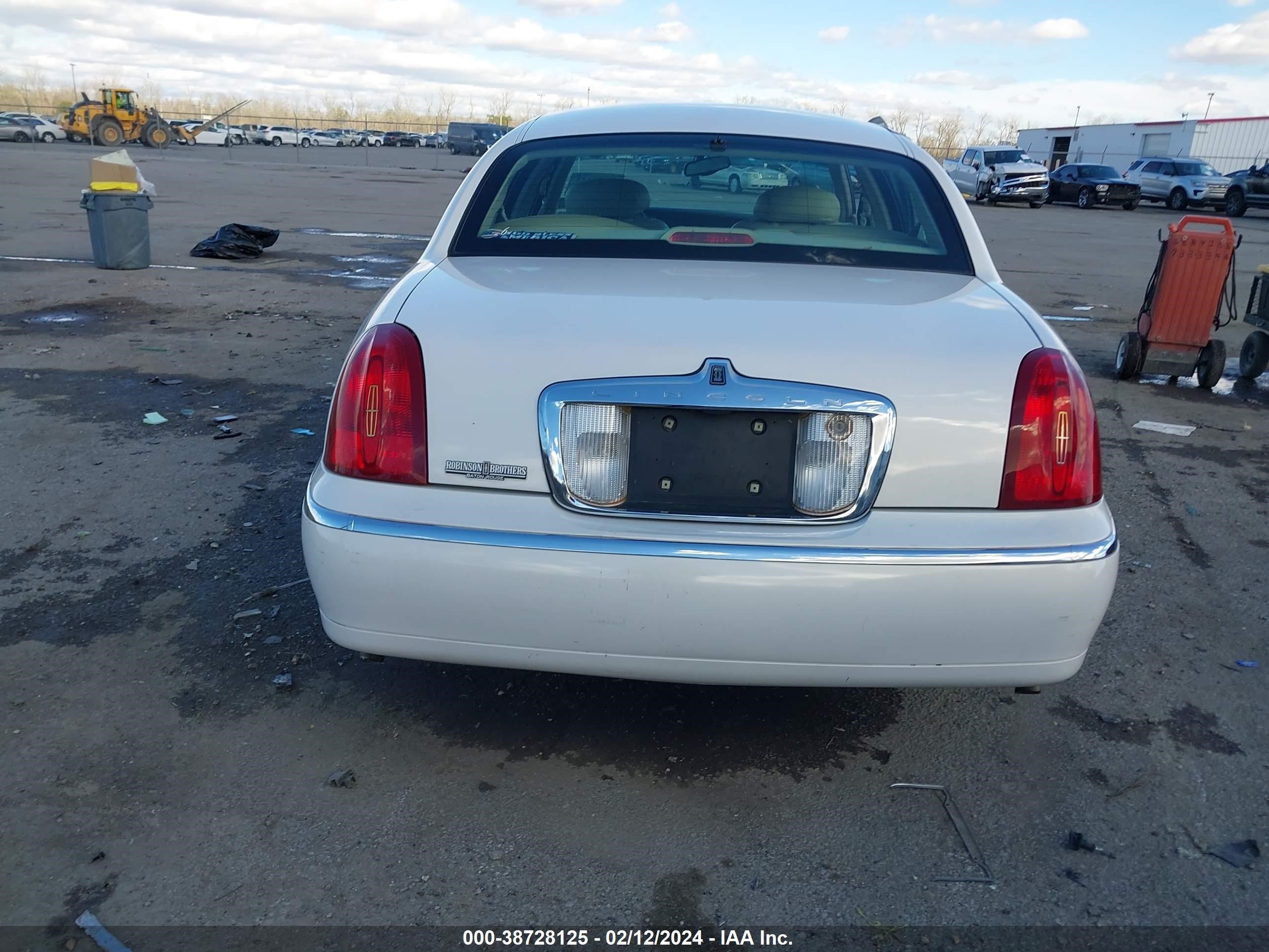 Photo 15 VIN: 1LNHM83W3XY632343 - LINCOLN TOWN CAR 