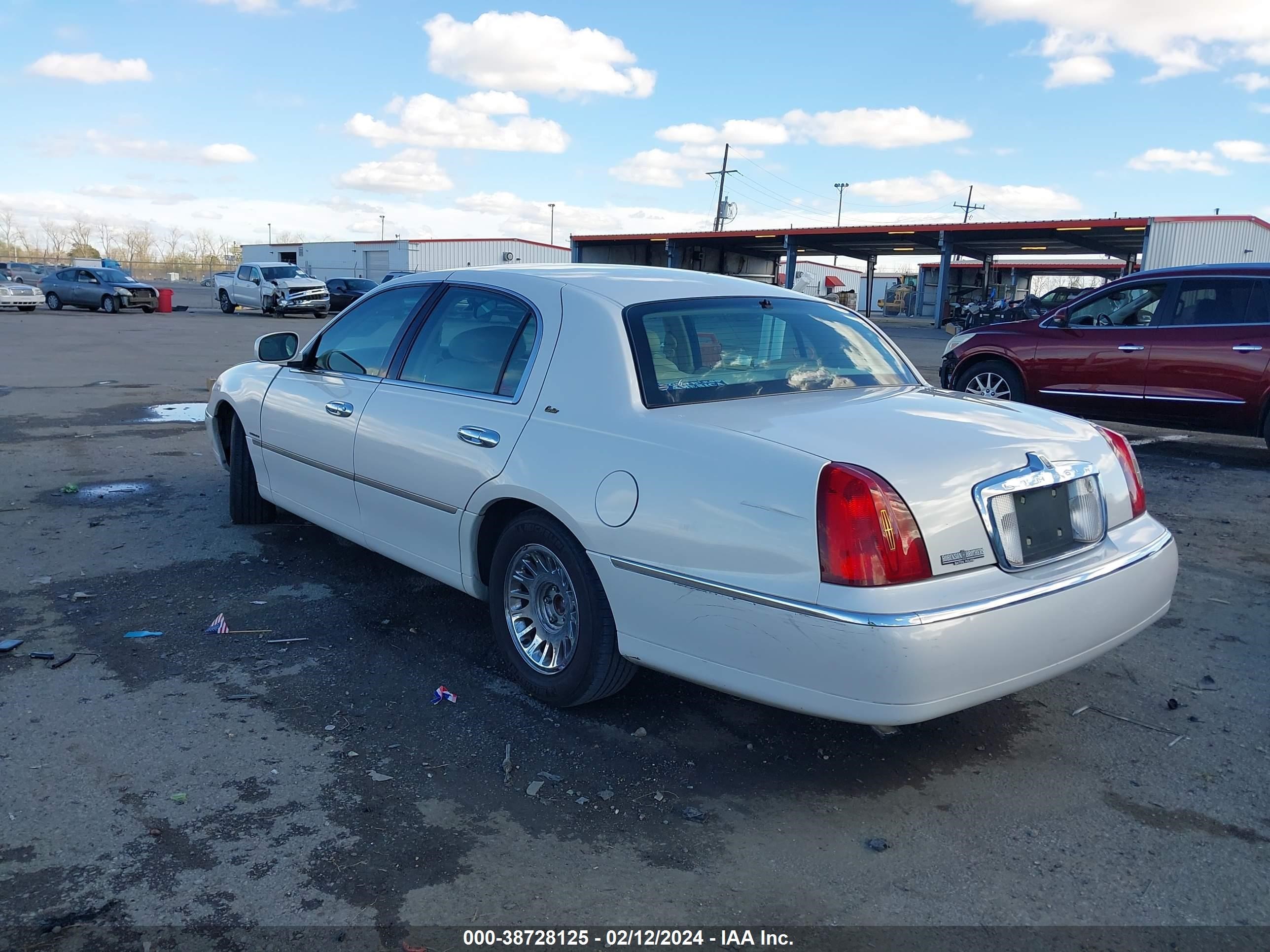 Photo 2 VIN: 1LNHM83W3XY632343 - LINCOLN TOWN CAR 