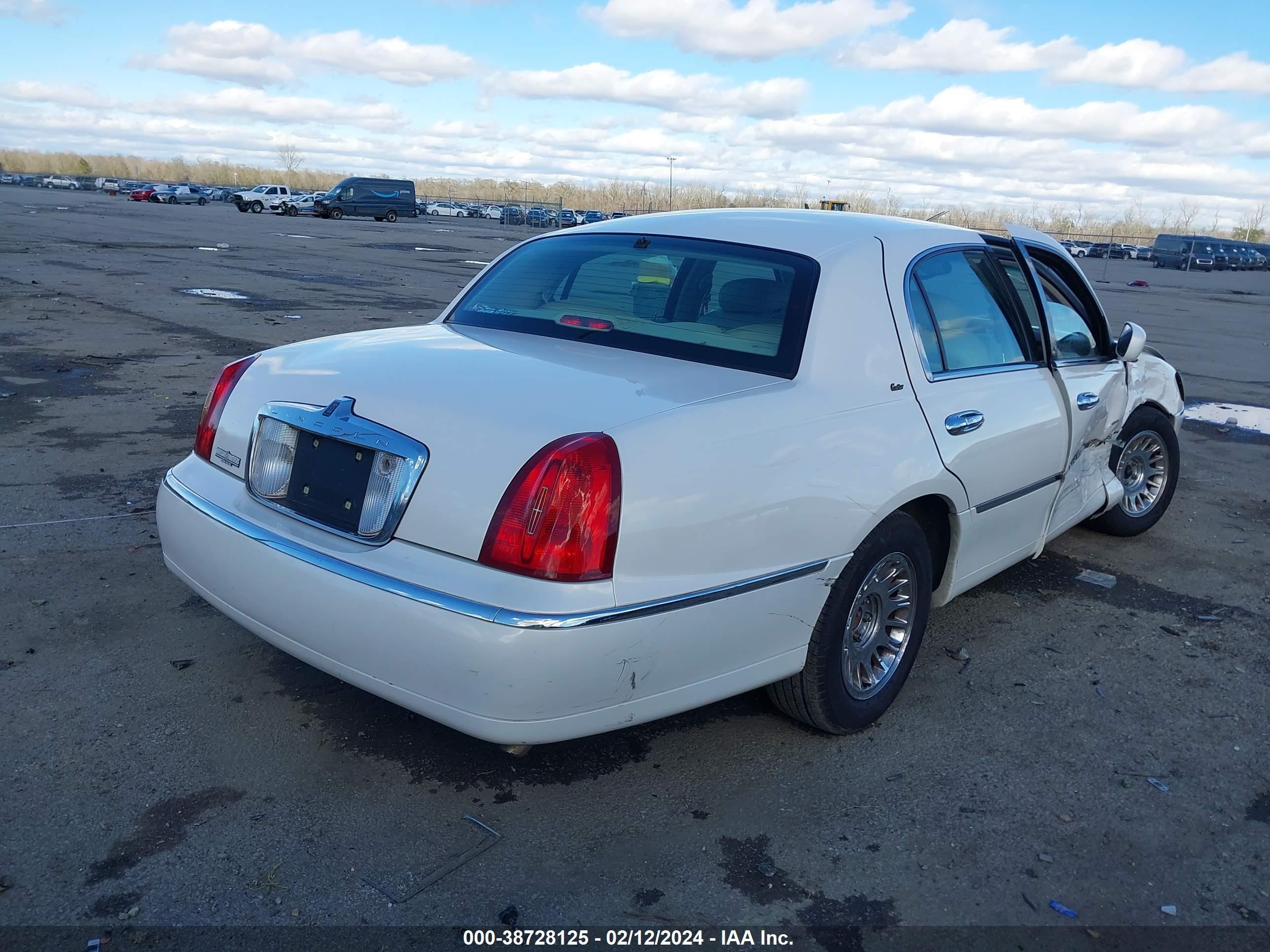 Photo 3 VIN: 1LNHM83W3XY632343 - LINCOLN TOWN CAR 