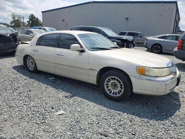 Photo 3 VIN: 1LNHM83W3XY685673 - LINCOLN TOWN CAR C 