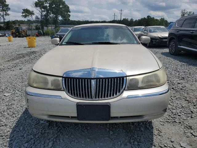 Photo 4 VIN: 1LNHM83W3XY685673 - LINCOLN TOWN CAR C 