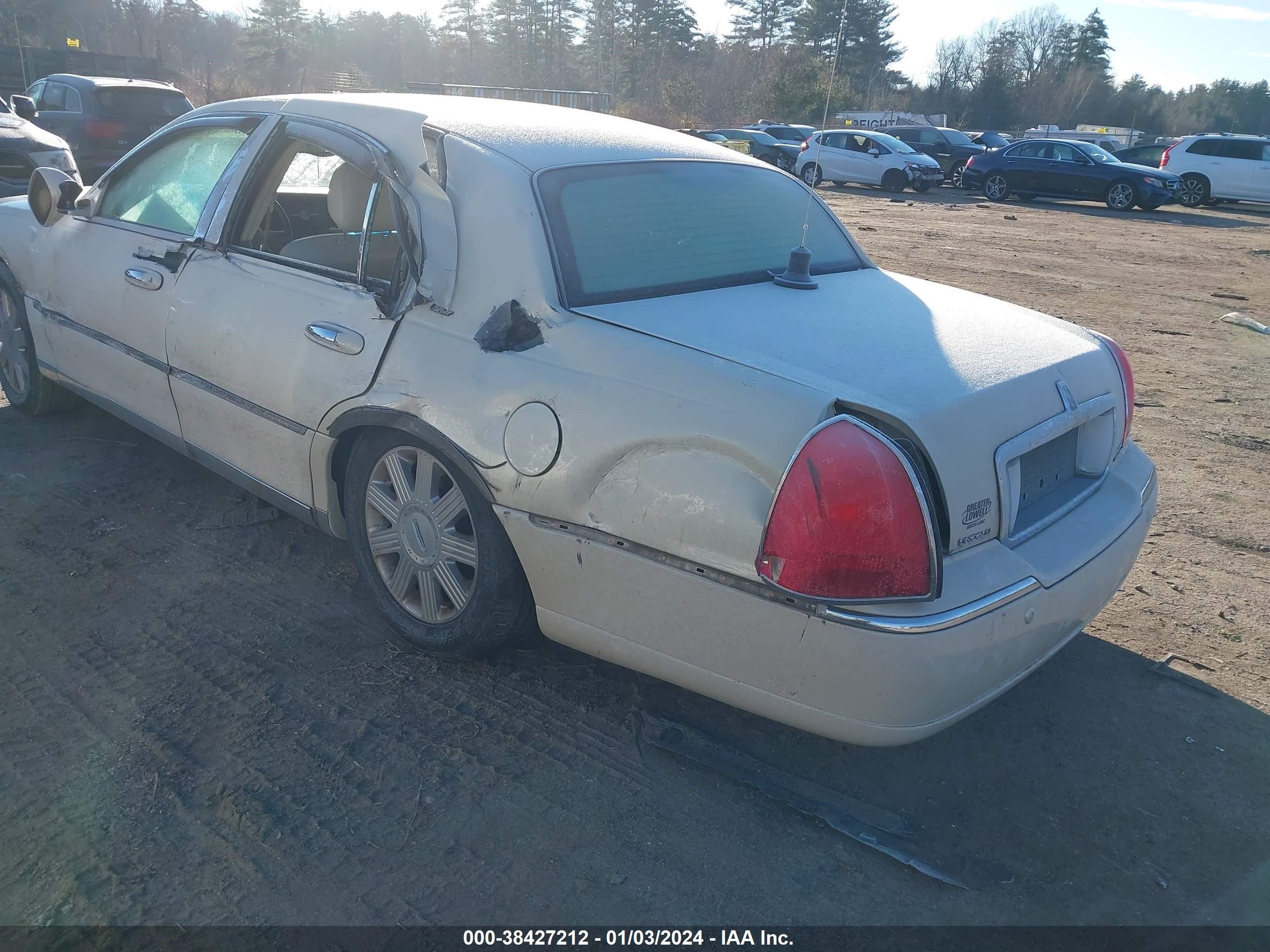 Photo 2 VIN: 1LNHM83W43Y613469 - LINCOLN TOWN CAR 