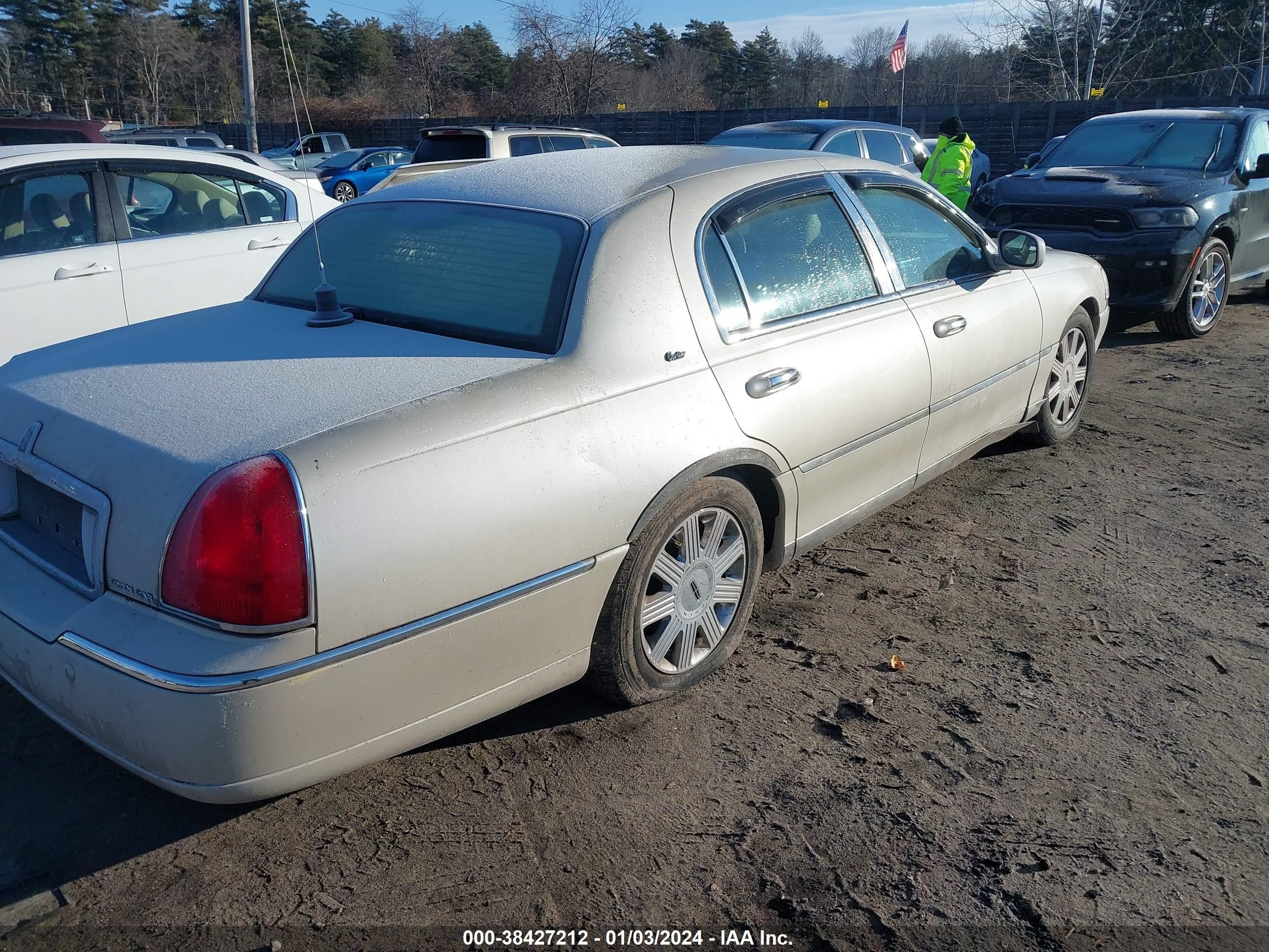 Photo 3 VIN: 1LNHM83W43Y613469 - LINCOLN TOWN CAR 