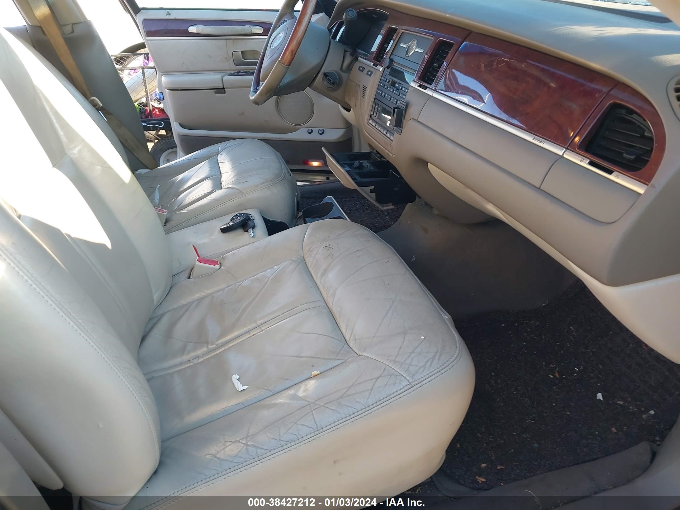 Photo 4 VIN: 1LNHM83W43Y613469 - LINCOLN TOWN CAR 