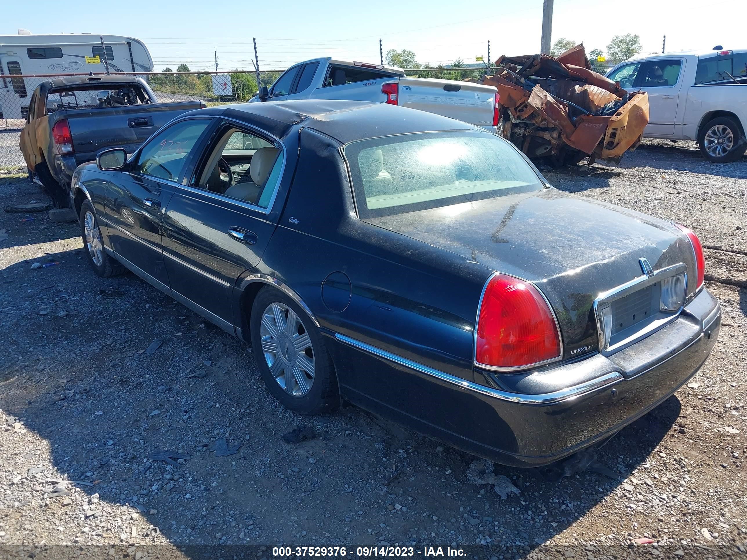 Photo 2 VIN: 1LNHM83W43Y636007 - LINCOLN TOWN CAR 