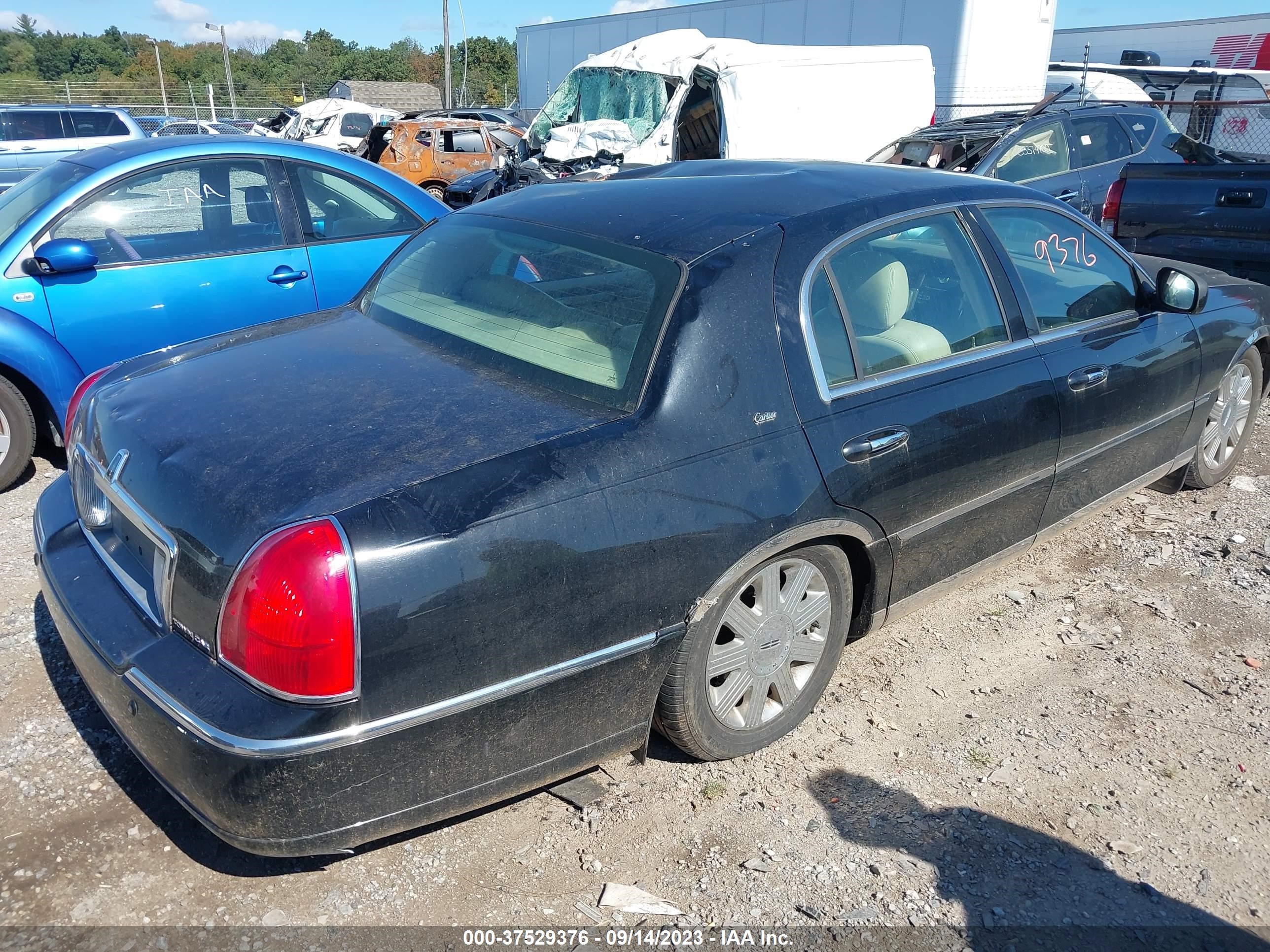 Photo 3 VIN: 1LNHM83W43Y636007 - LINCOLN TOWN CAR 