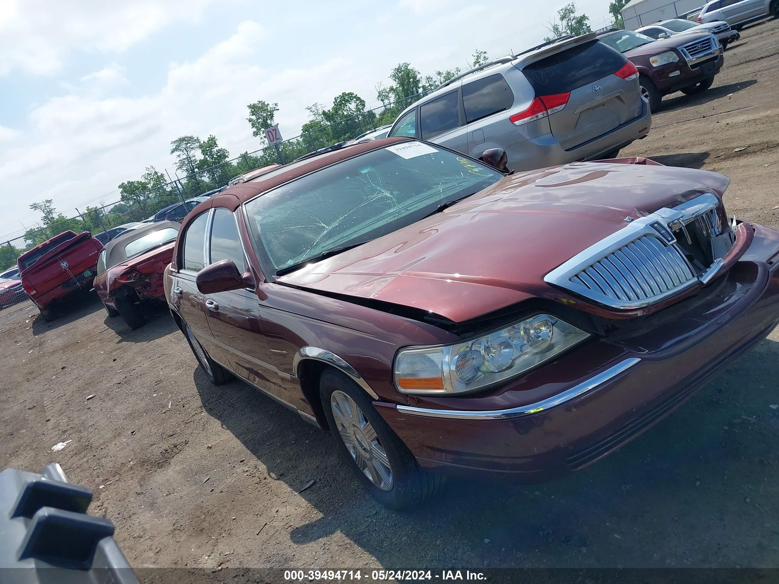 Photo 0 VIN: 1LNHM83W44Y614560 - LINCOLN TOWN CAR 