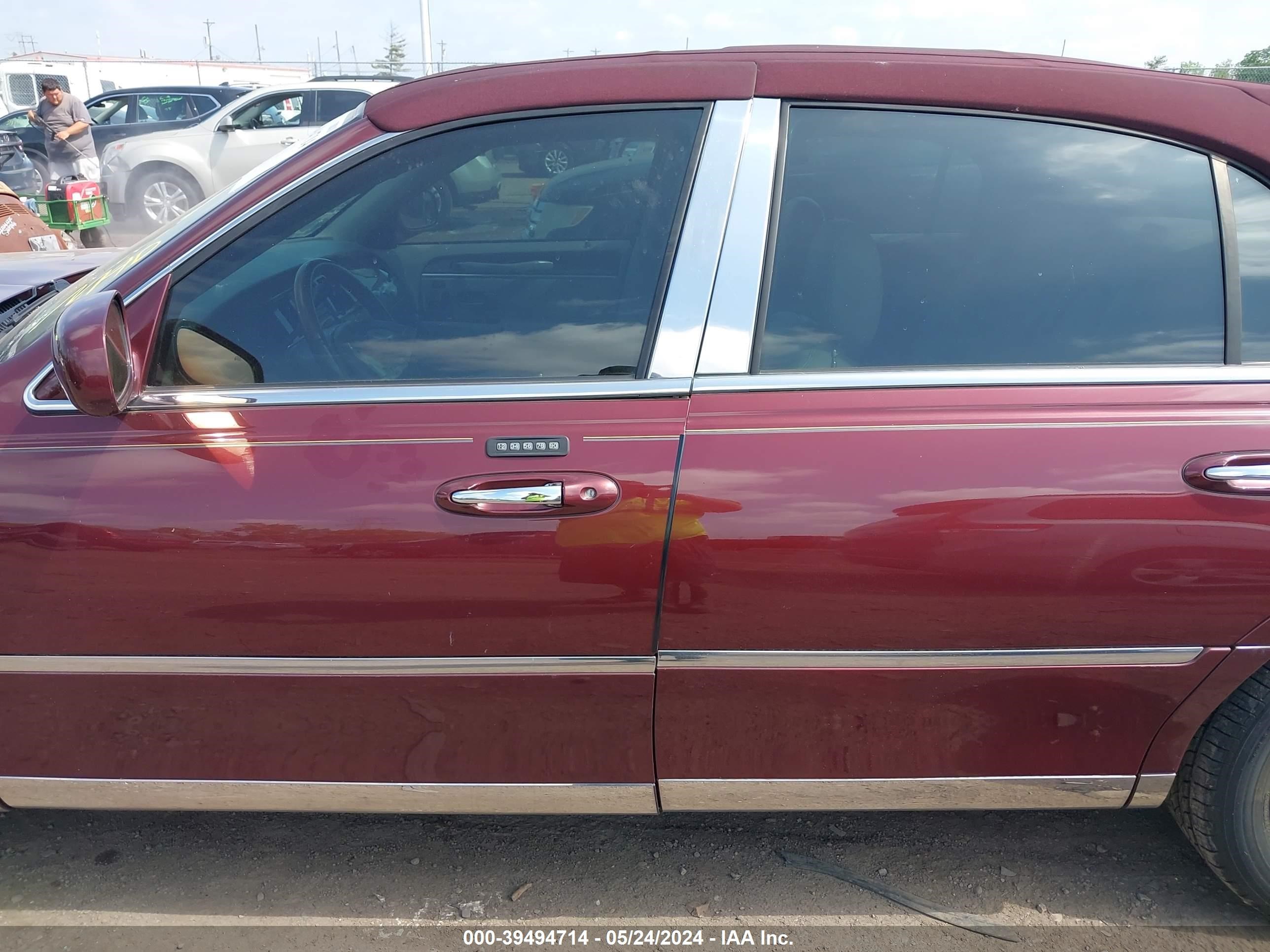 Photo 13 VIN: 1LNHM83W44Y614560 - LINCOLN TOWN CAR 