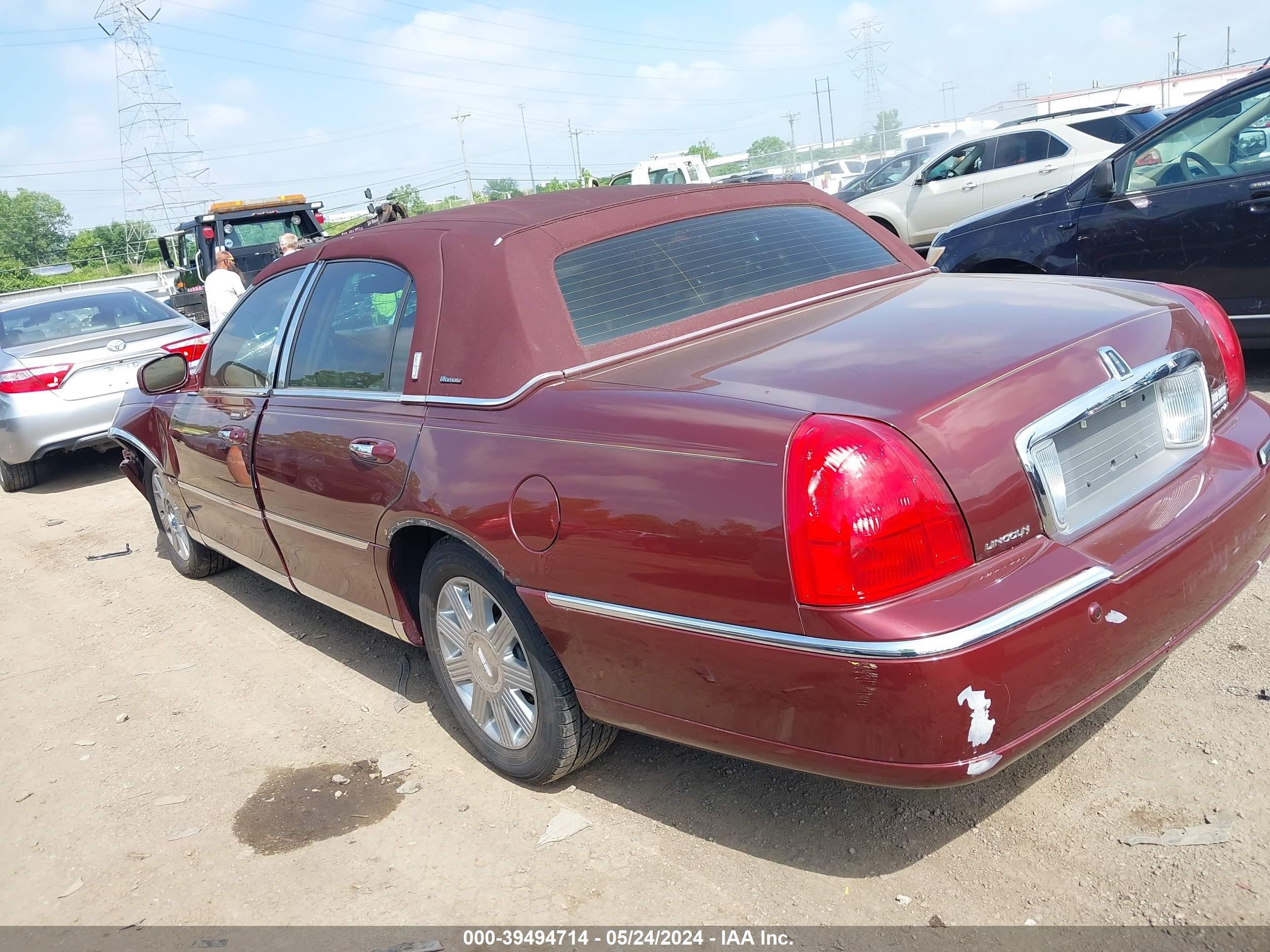 Photo 2 VIN: 1LNHM83W44Y614560 - LINCOLN TOWN CAR 