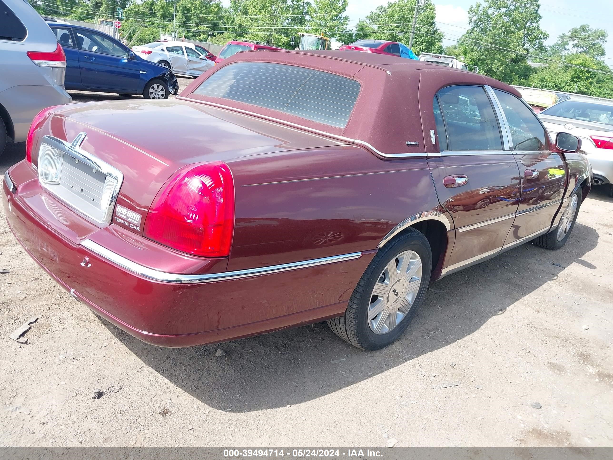 Photo 3 VIN: 1LNHM83W44Y614560 - LINCOLN TOWN CAR 