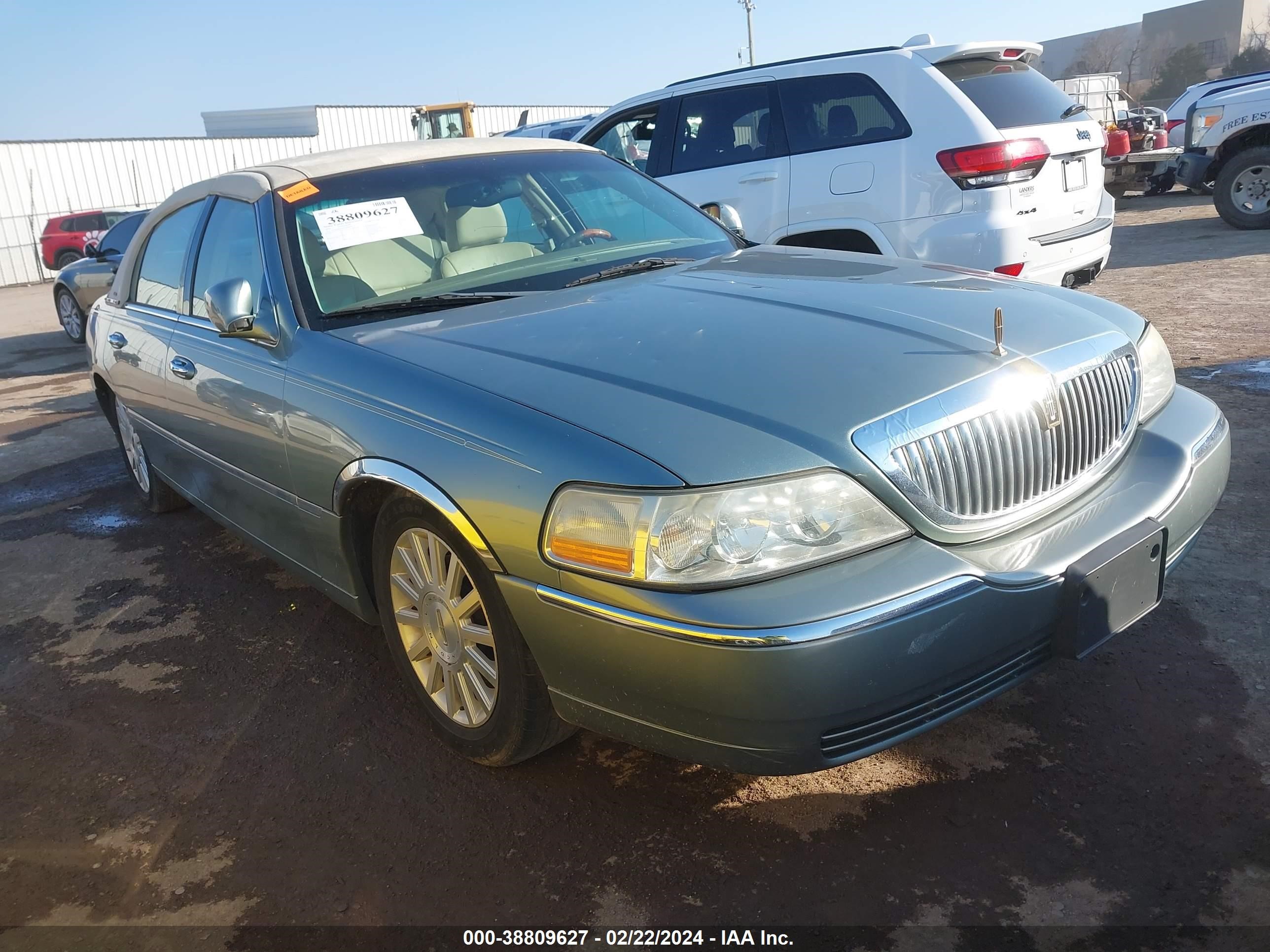 Photo 0 VIN: 1LNHM83W44Y640690 - LINCOLN TOWN CAR 