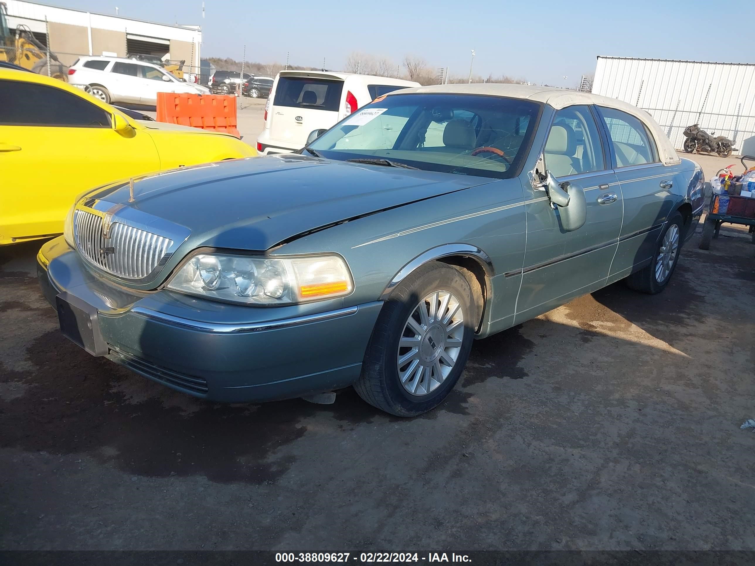 Photo 1 VIN: 1LNHM83W44Y640690 - LINCOLN TOWN CAR 