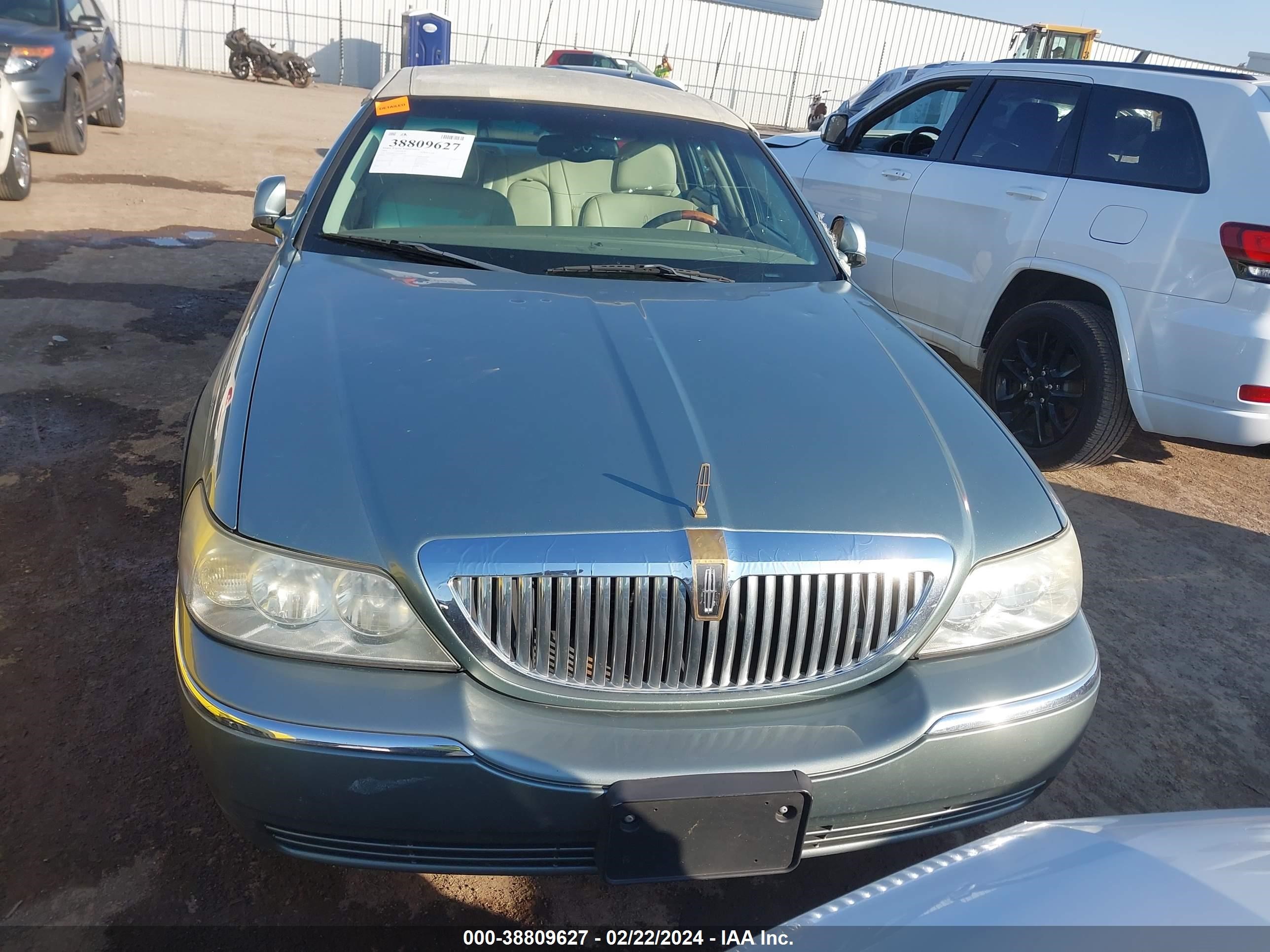 Photo 11 VIN: 1LNHM83W44Y640690 - LINCOLN TOWN CAR 