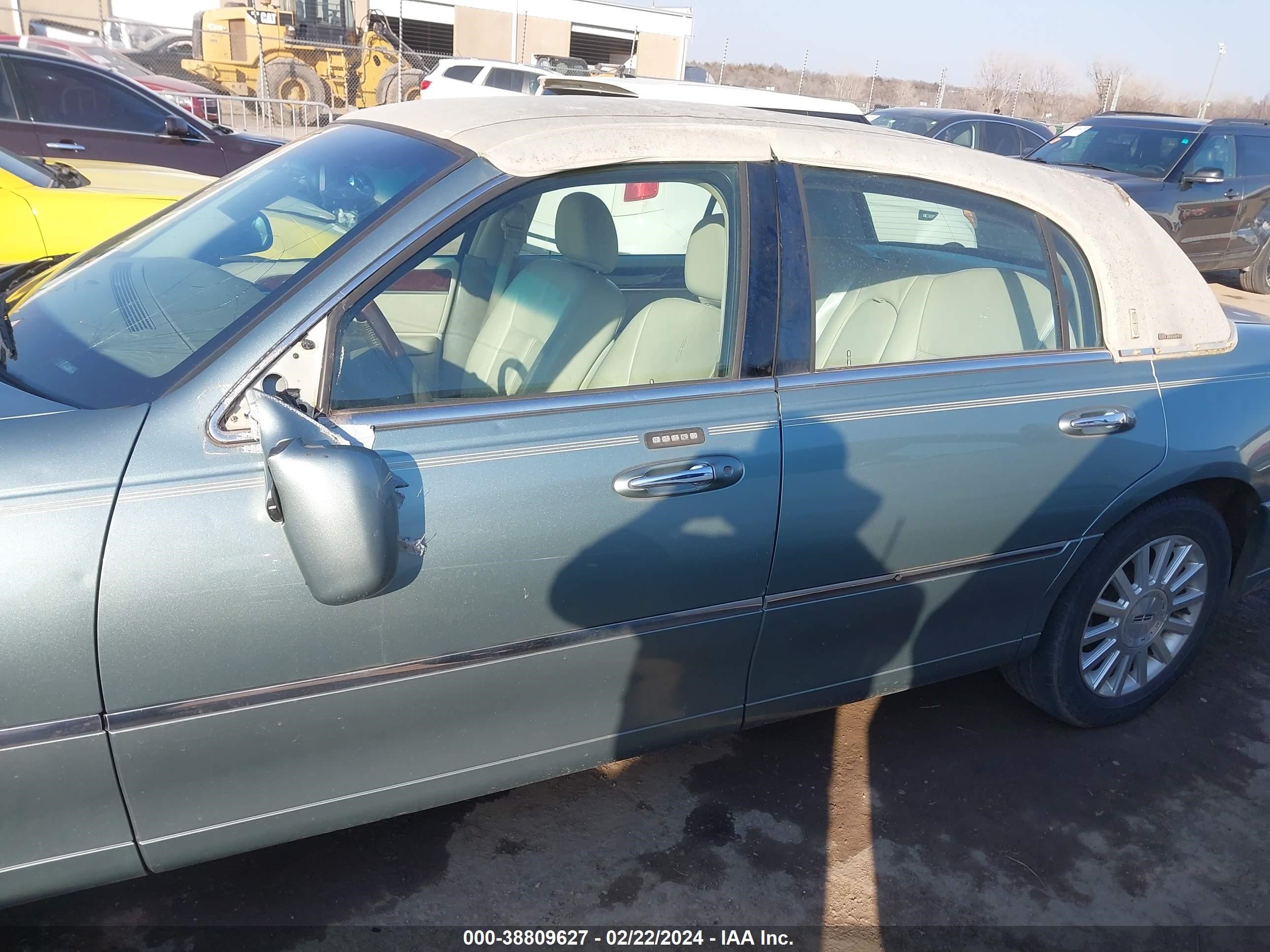 Photo 13 VIN: 1LNHM83W44Y640690 - LINCOLN TOWN CAR 