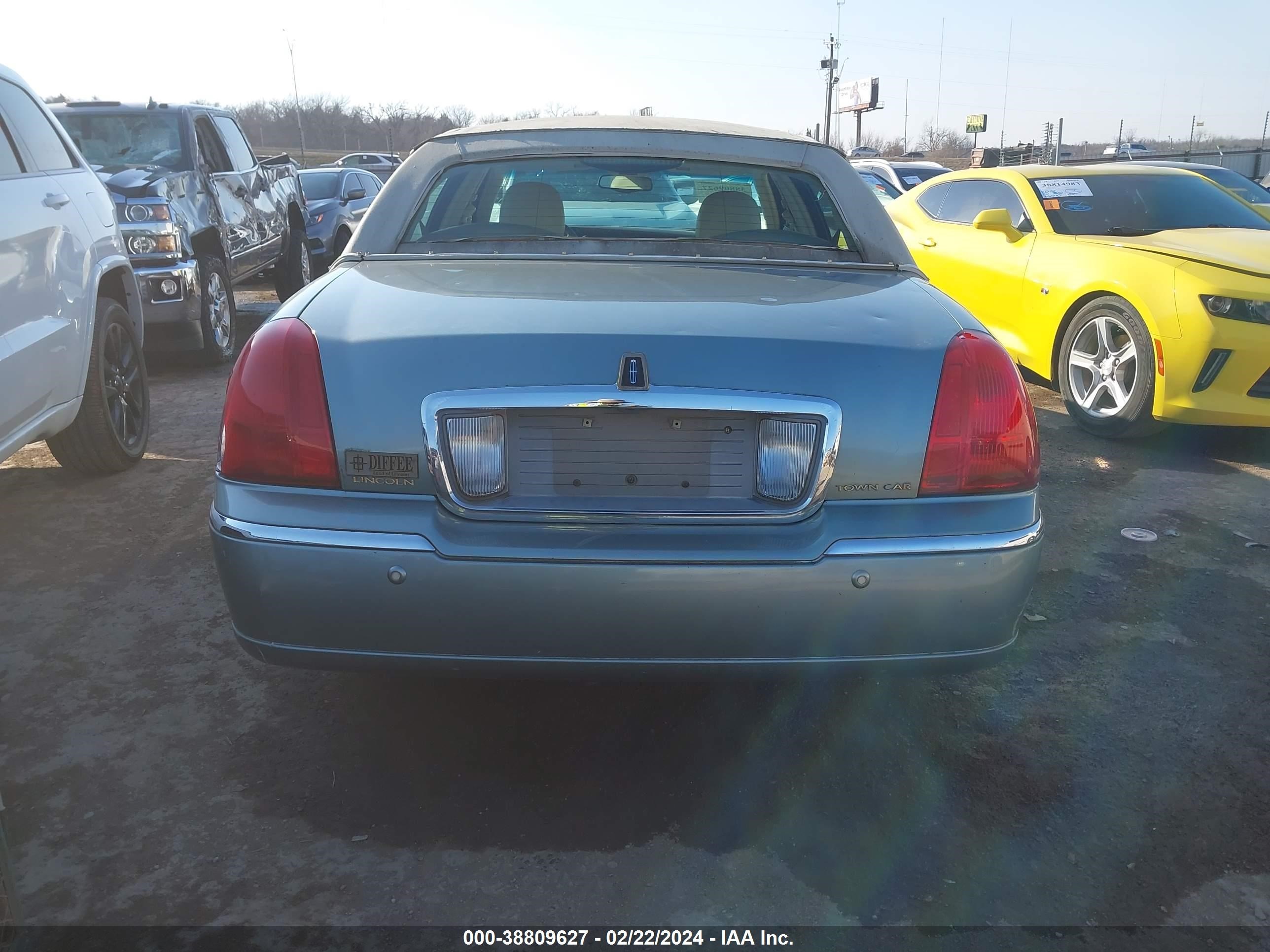 Photo 15 VIN: 1LNHM83W44Y640690 - LINCOLN TOWN CAR 