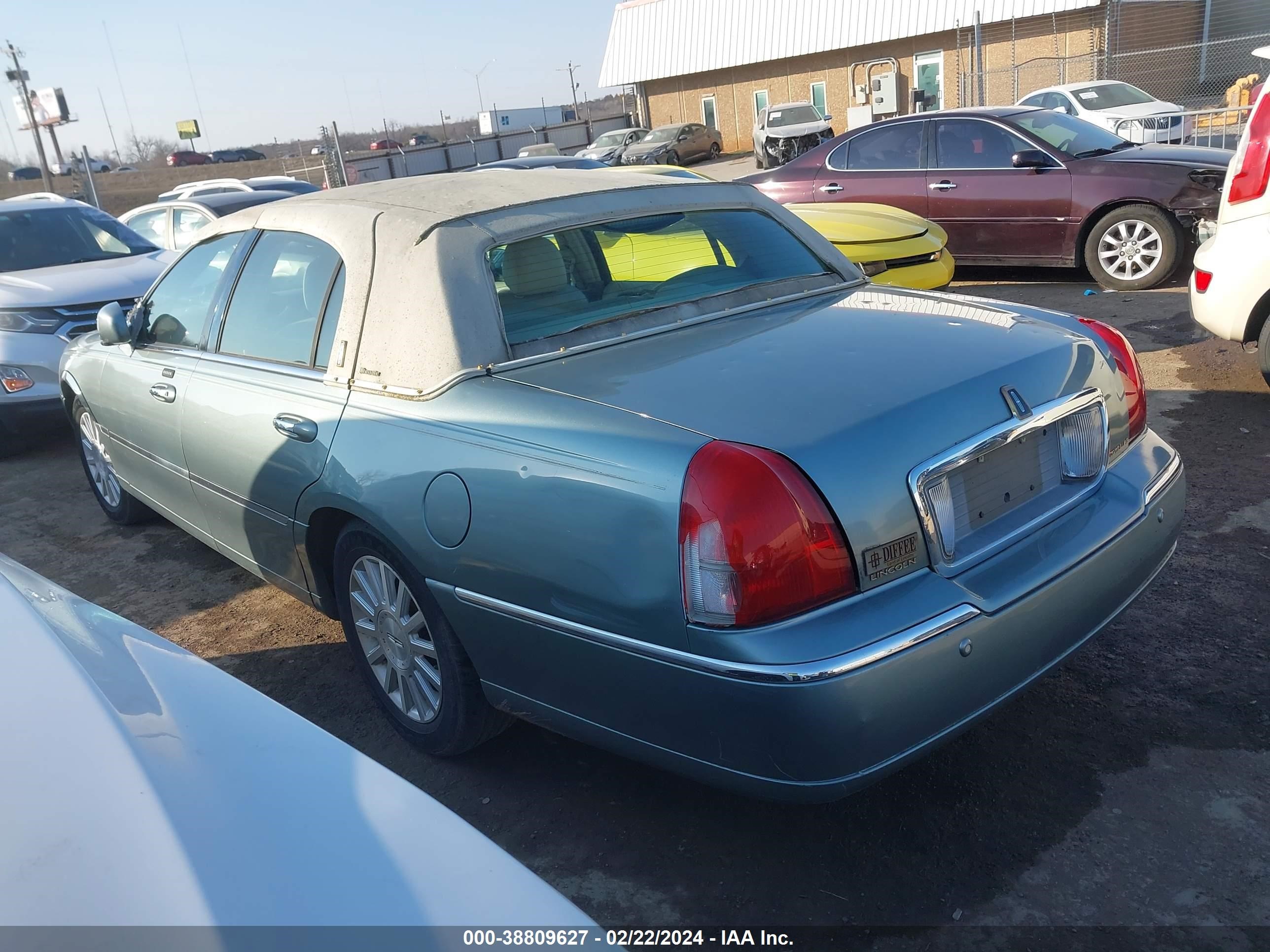 Photo 2 VIN: 1LNHM83W44Y640690 - LINCOLN TOWN CAR 