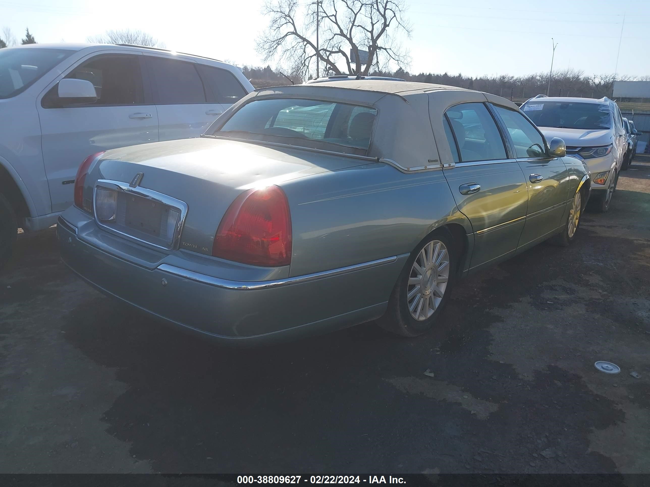 Photo 3 VIN: 1LNHM83W44Y640690 - LINCOLN TOWN CAR 