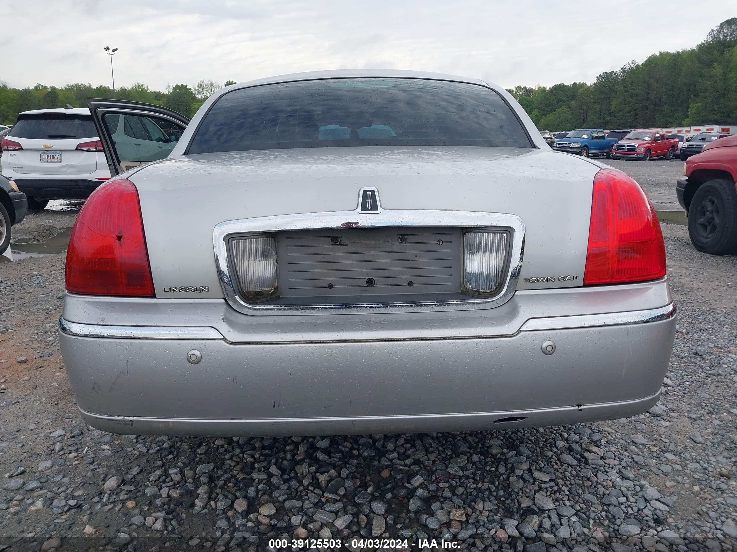 Photo 12 VIN: 1LNHM83W44Y682261 - LINCOLN TOWN CAR 