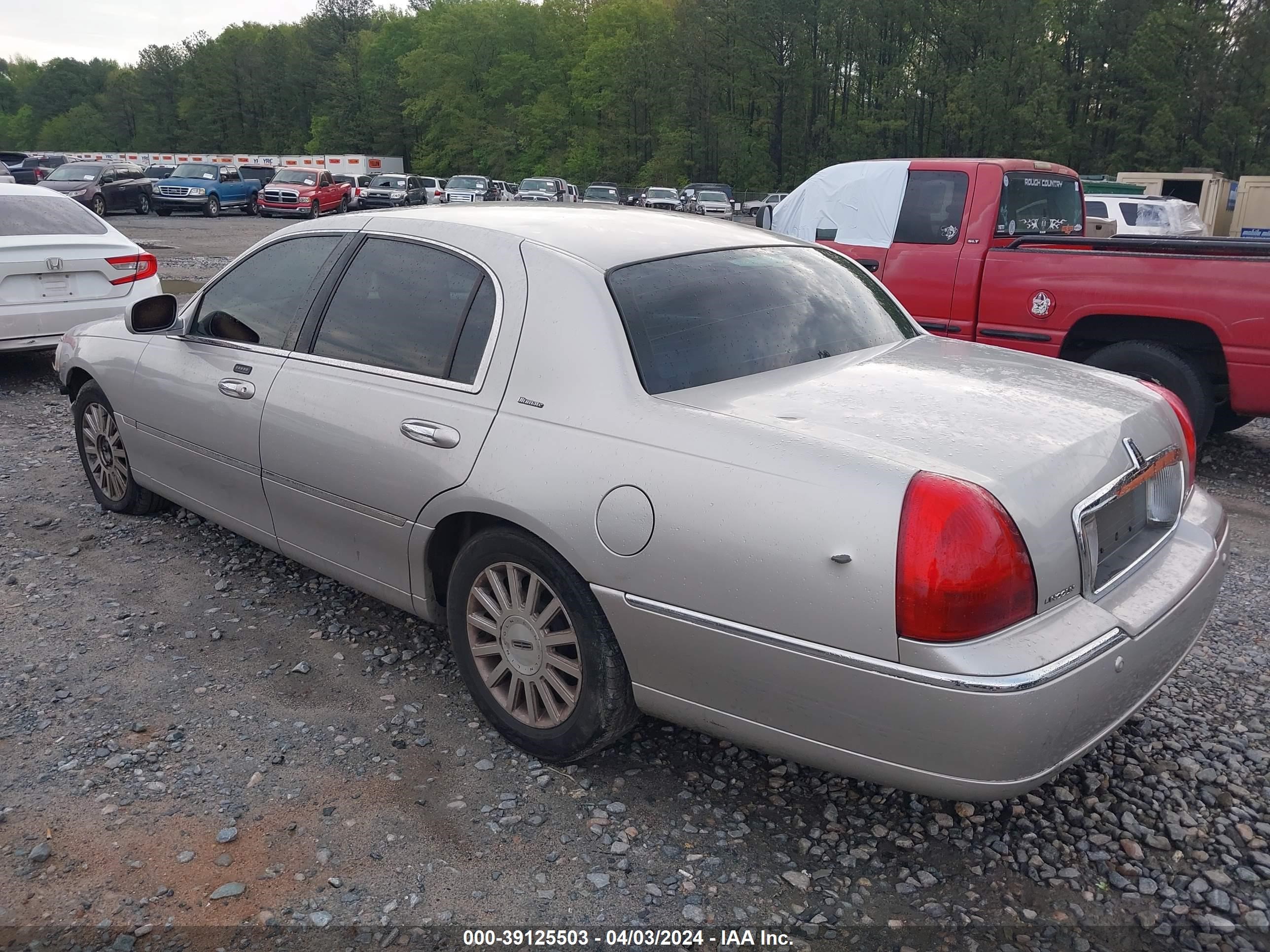 Photo 2 VIN: 1LNHM83W44Y682261 - LINCOLN TOWN CAR 